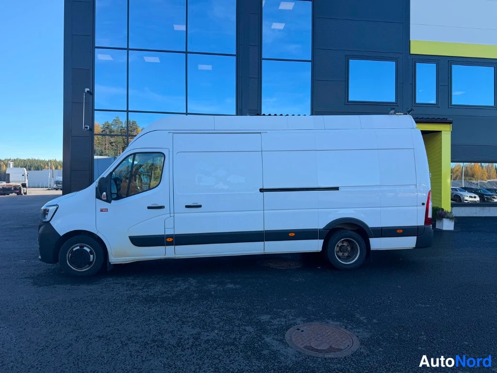 Valkoinen Renault Master 2021, sivulta, kuva 4