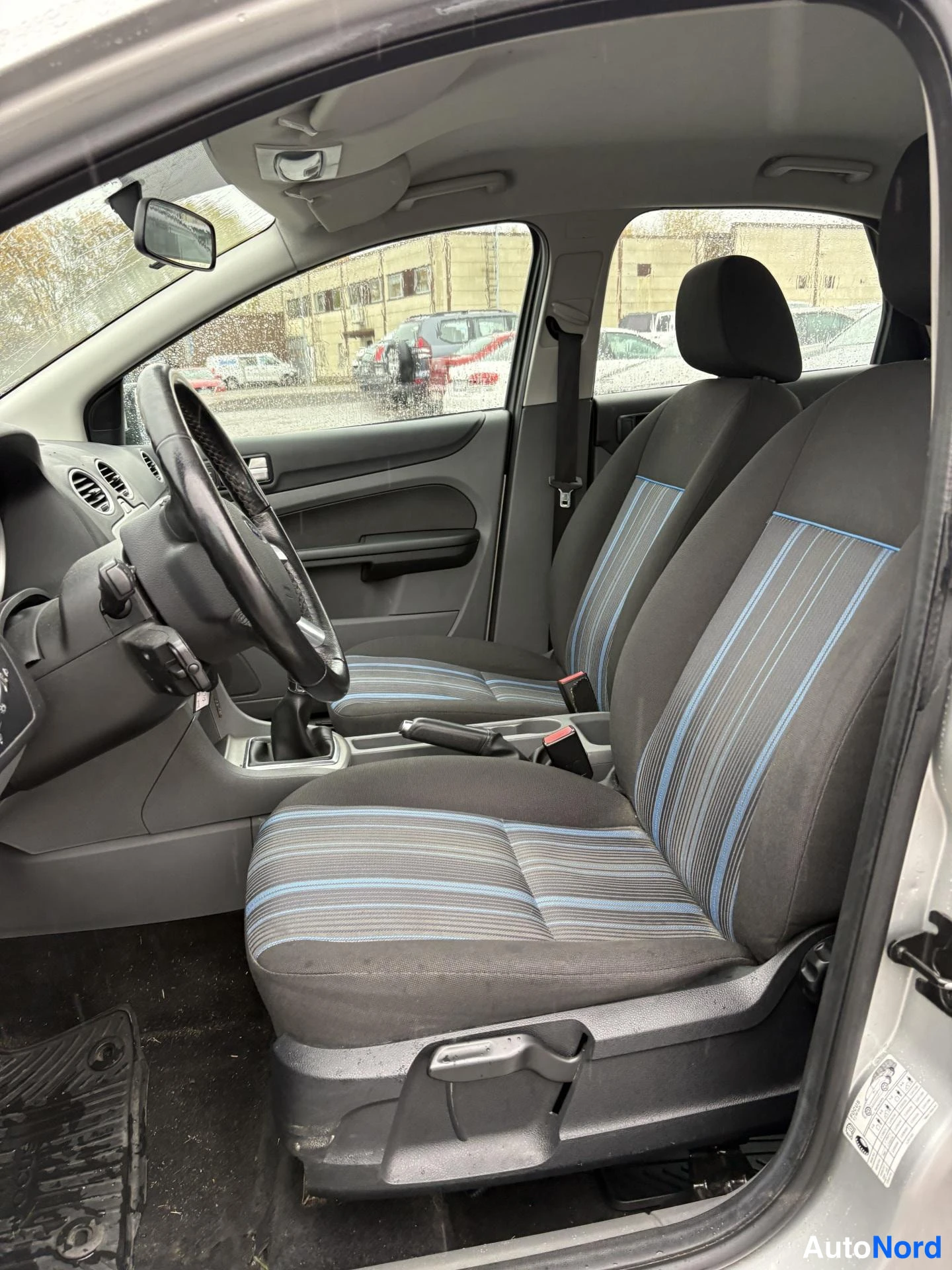 Harmaa Ford Focus 2009, etuistuimet, kuva 7
