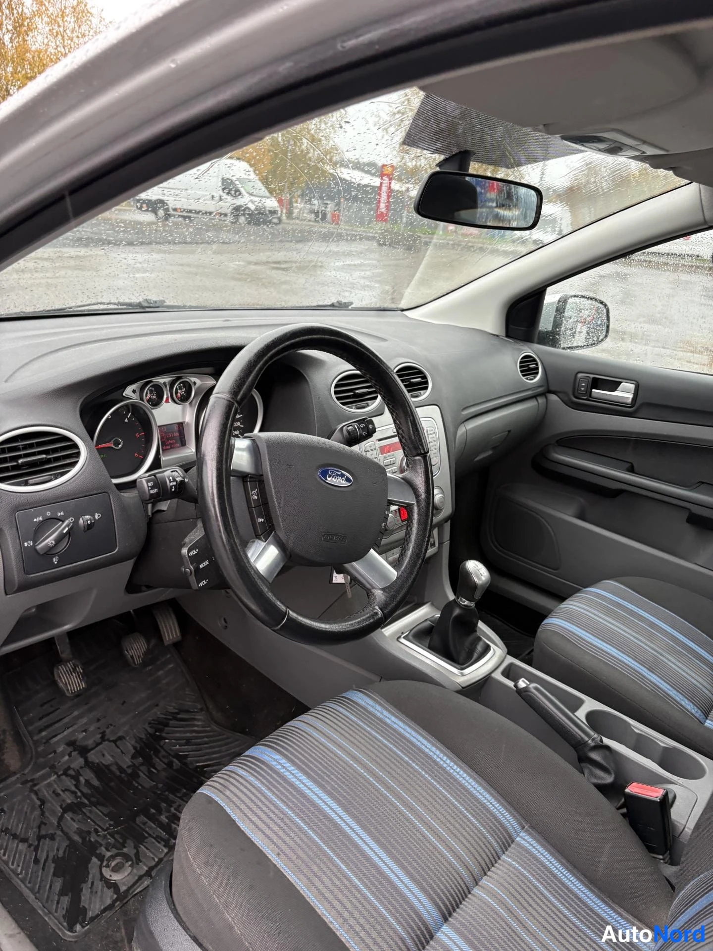 Harmaa Ford Focus 2009, ohjaamo, kuva 5