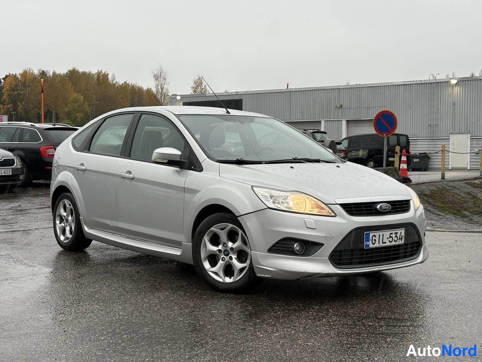 Harmaa Ford Focus 2009, etuviisto, keula oikealle, kuva 2
