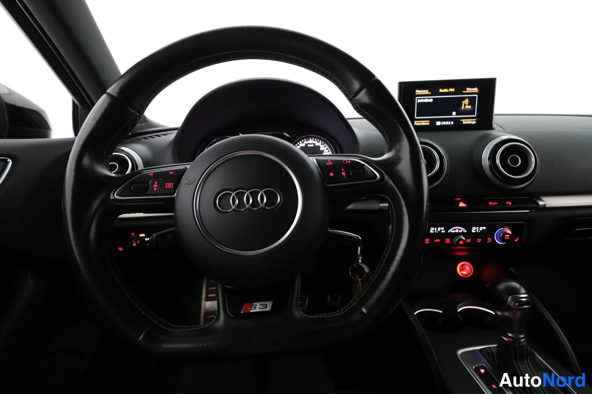 Ruskea Audi S3 2016, ohjaamo, kuva 10