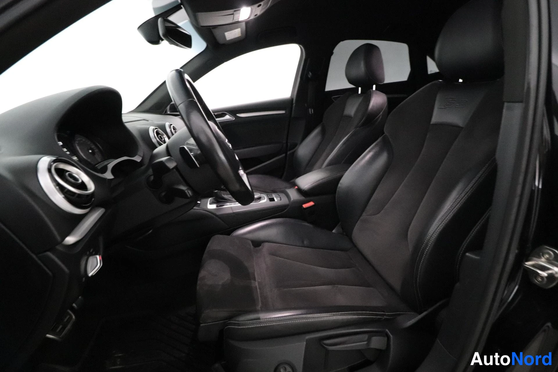 Ruskea Audi S3 2016, ohjaamo, kuva 7