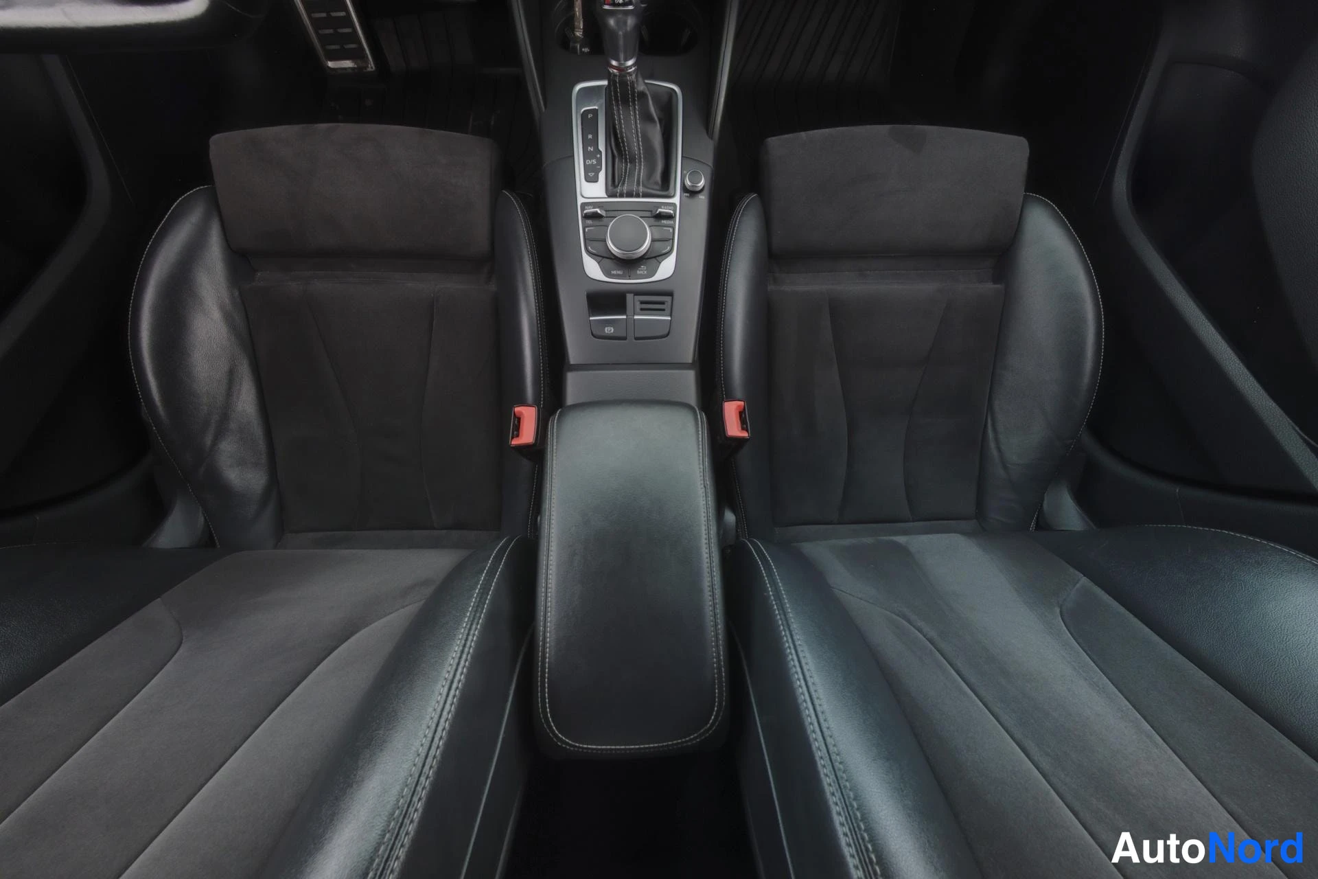 Ruskea Audi S3 2016, etuistuimet, kuva 12