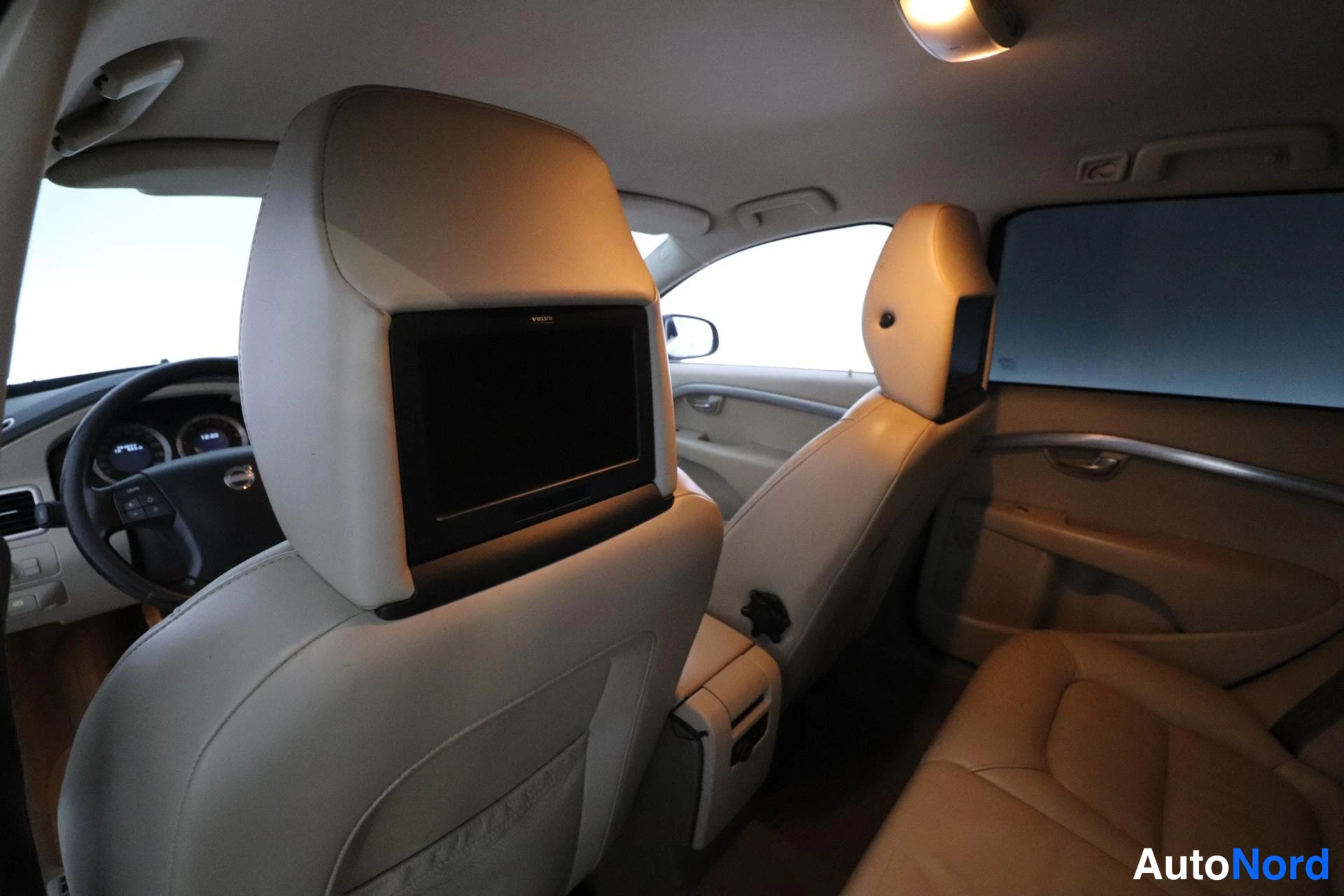Musta Volvo V70 2008, takaistuimet, kuva 10
