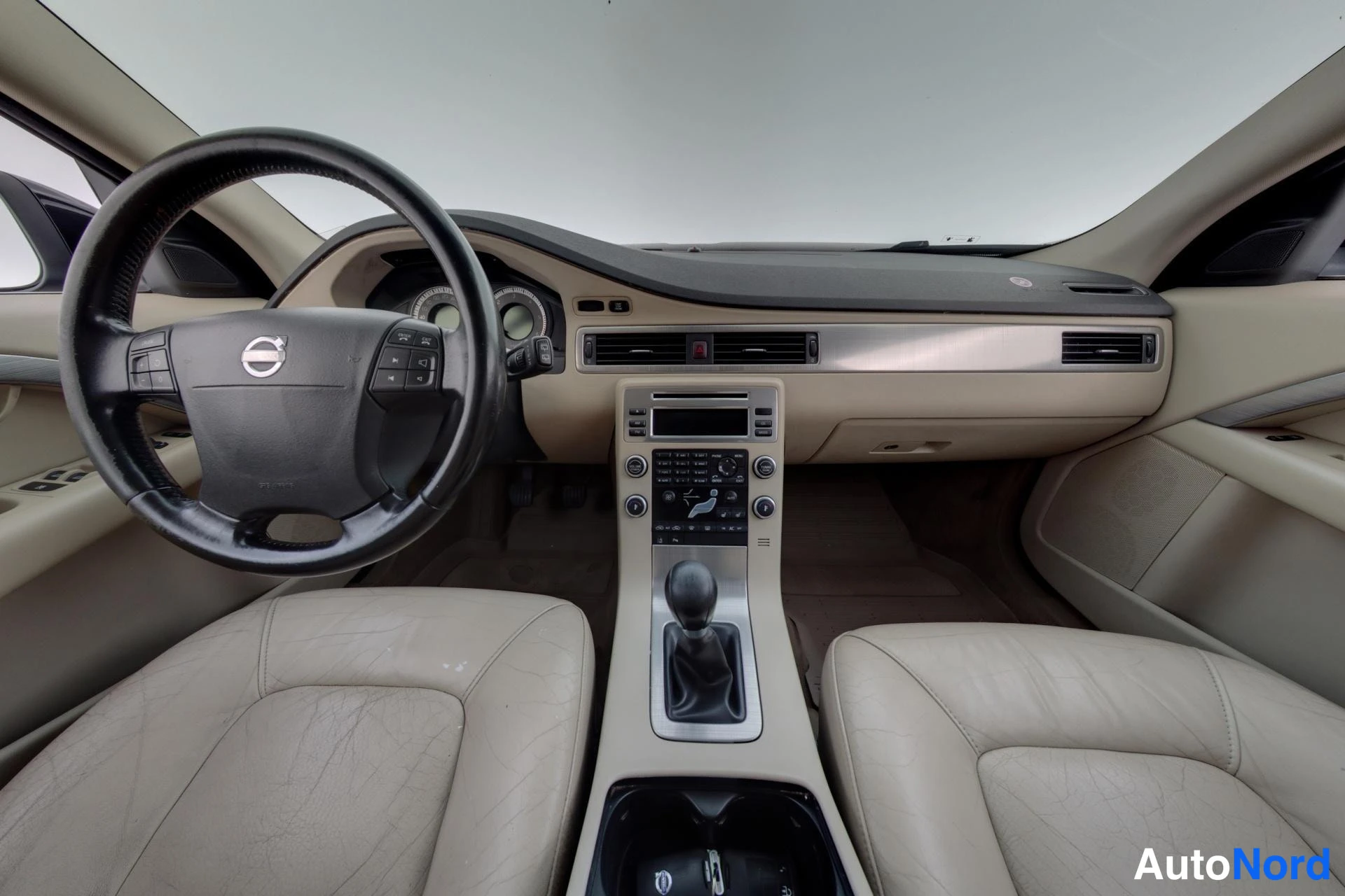 Musta Volvo V70 2008, ohjaamo, kuva 7