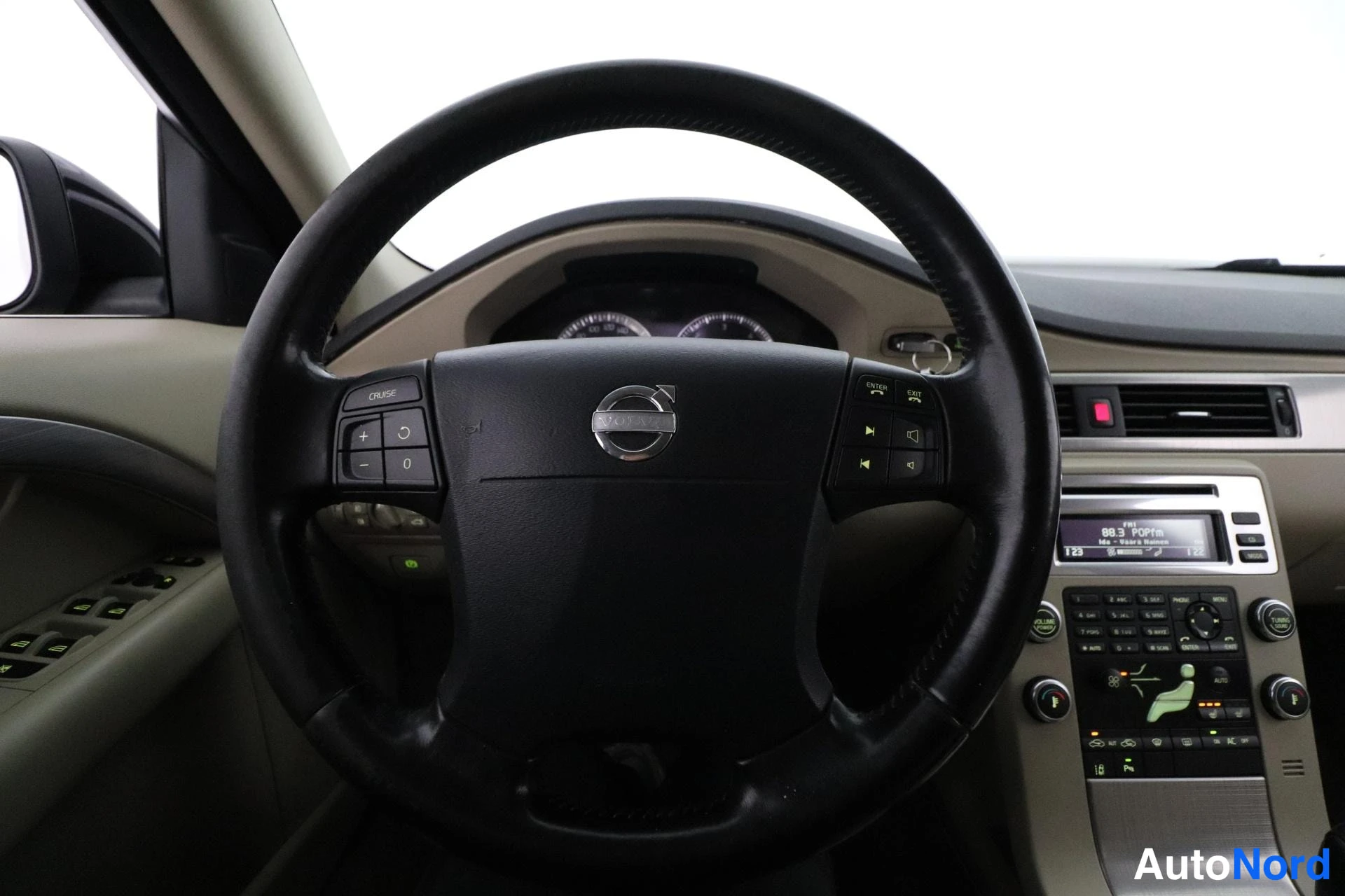Musta Volvo V70 2008, yksityiskohta, kuva 13