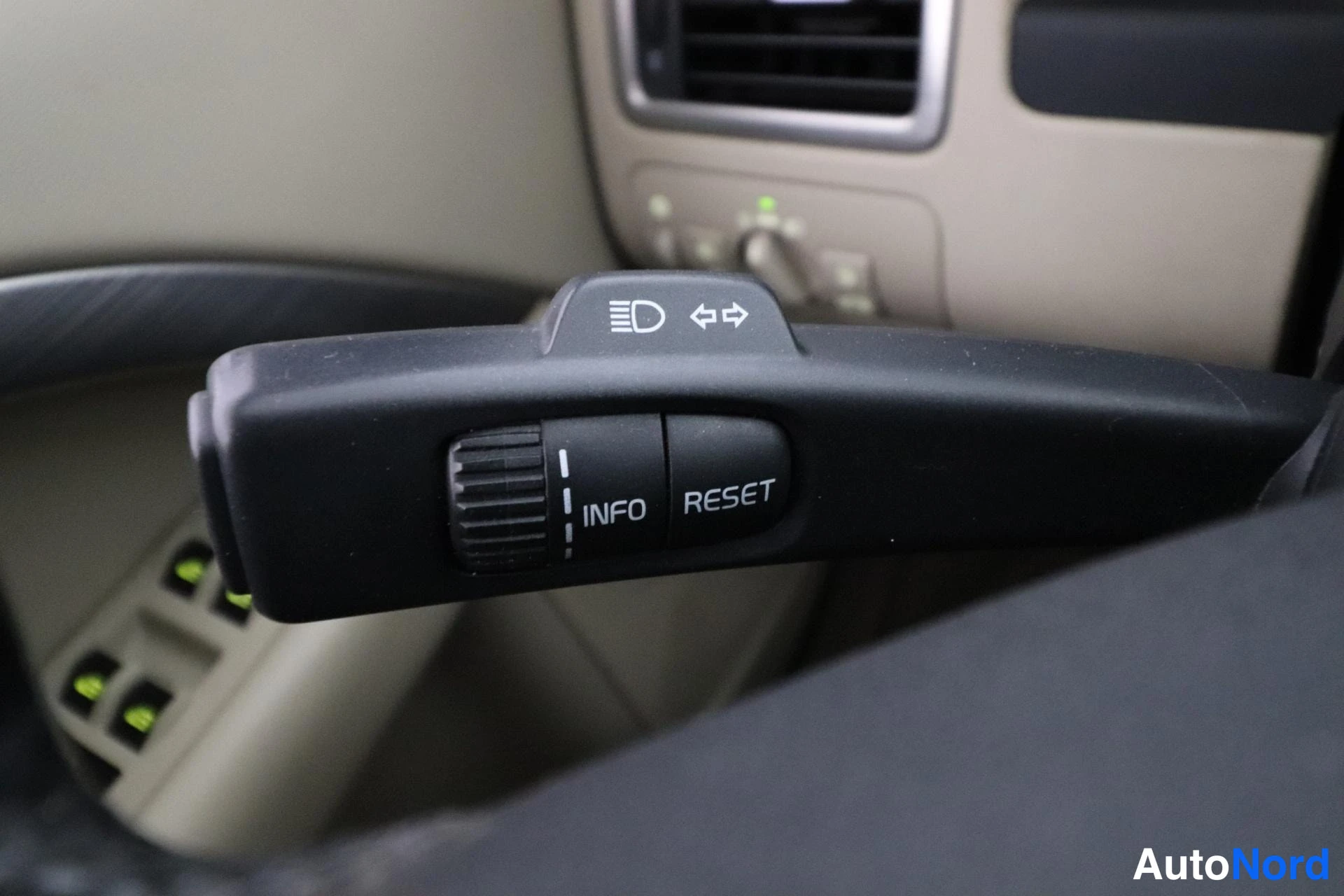 Musta Volvo V70 2008, yksityiskohta, kuva 17