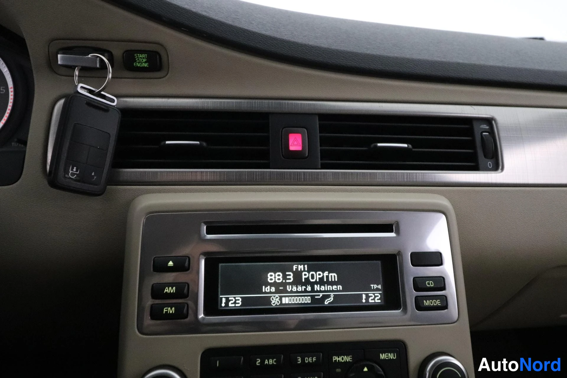 Musta Volvo V70 2008, yksityiskohta, kuva 19