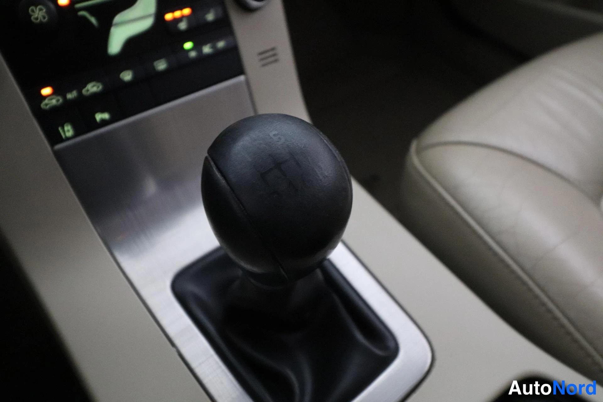 Musta Volvo V70 2008, yksityiskohta, kuva 25