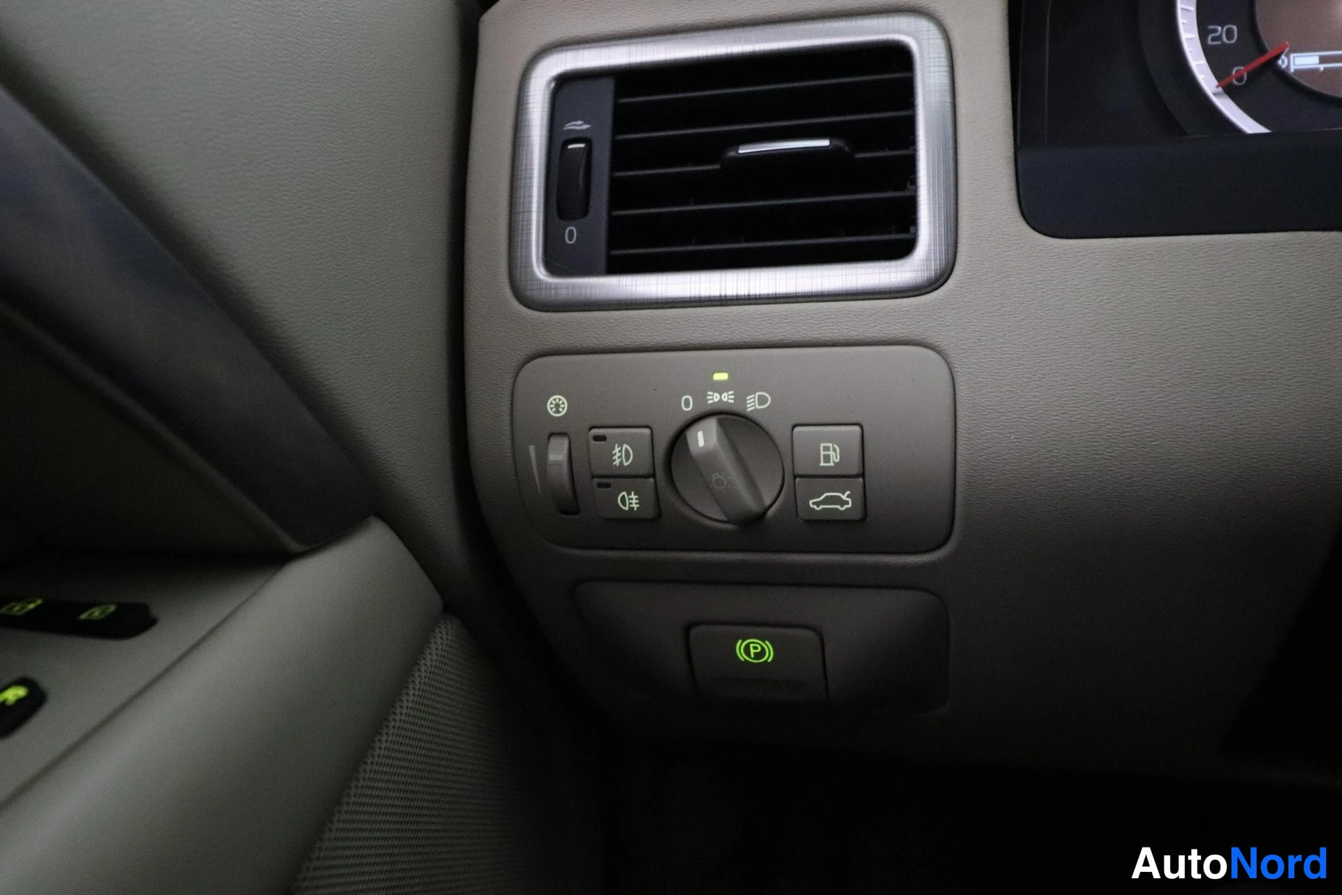 Musta Volvo V70 2008, yksityiskohta, kuva 22