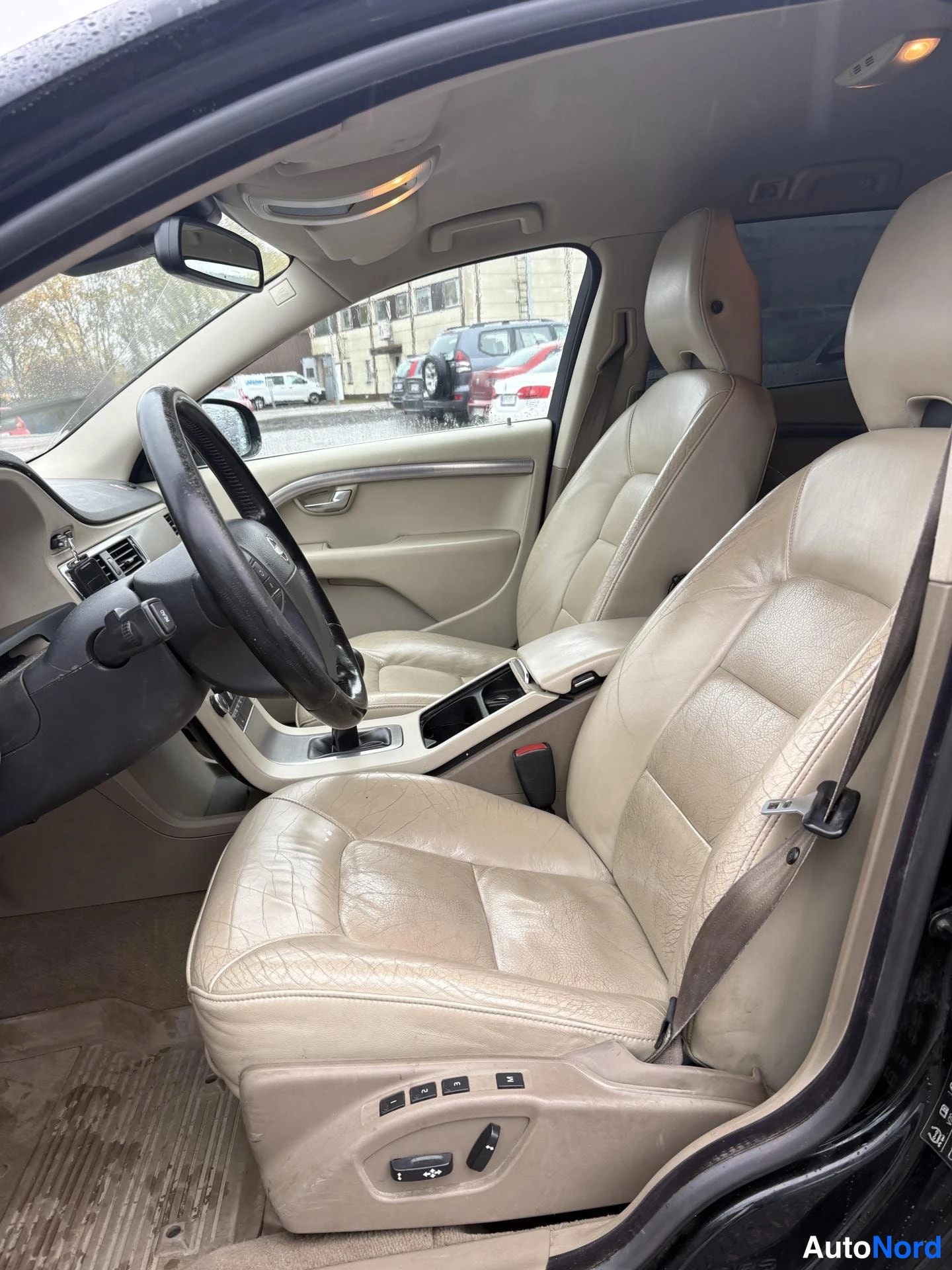 Black Volvo V70 2008, front seats, photo 7