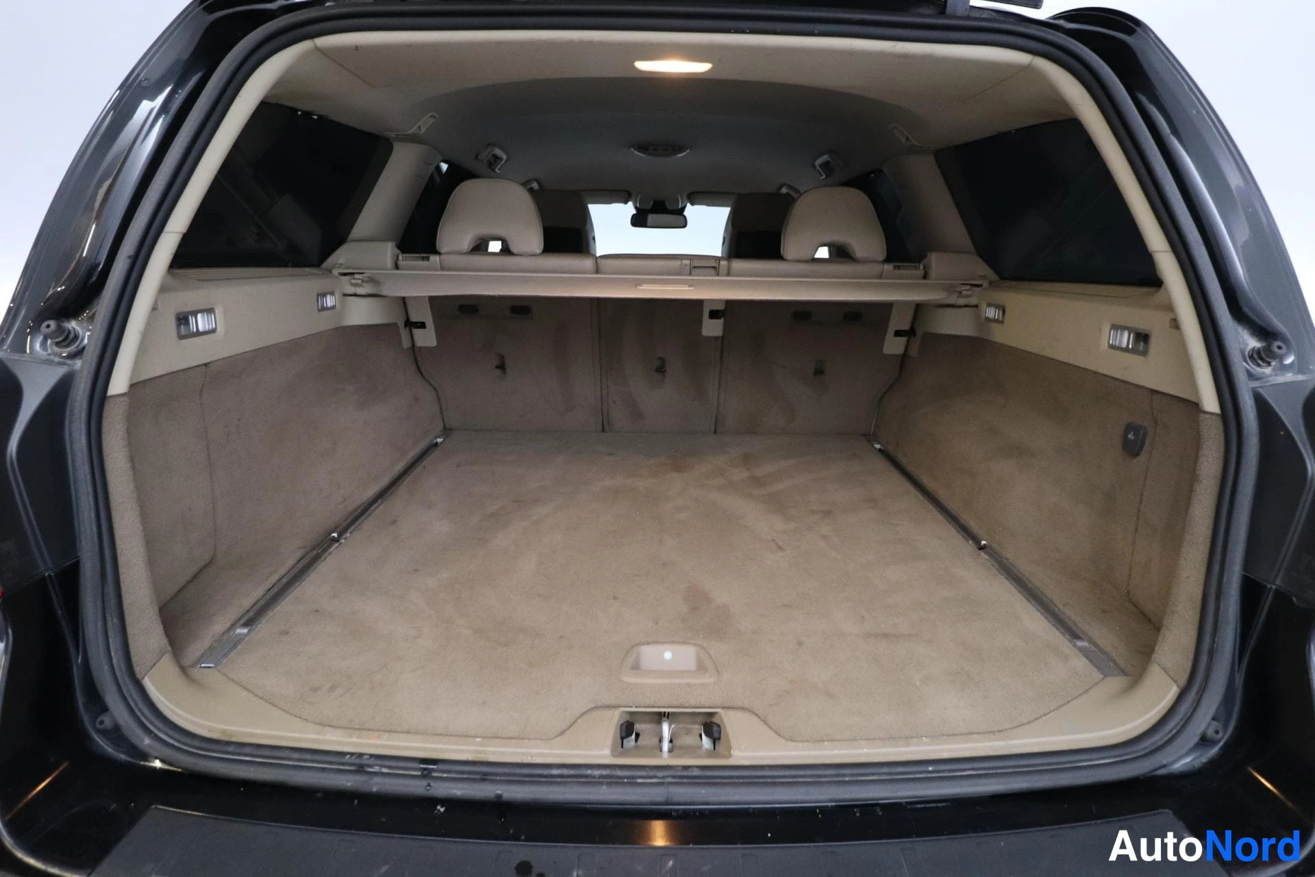 Musta Volvo V70 2008, tavaratila, kuva 11