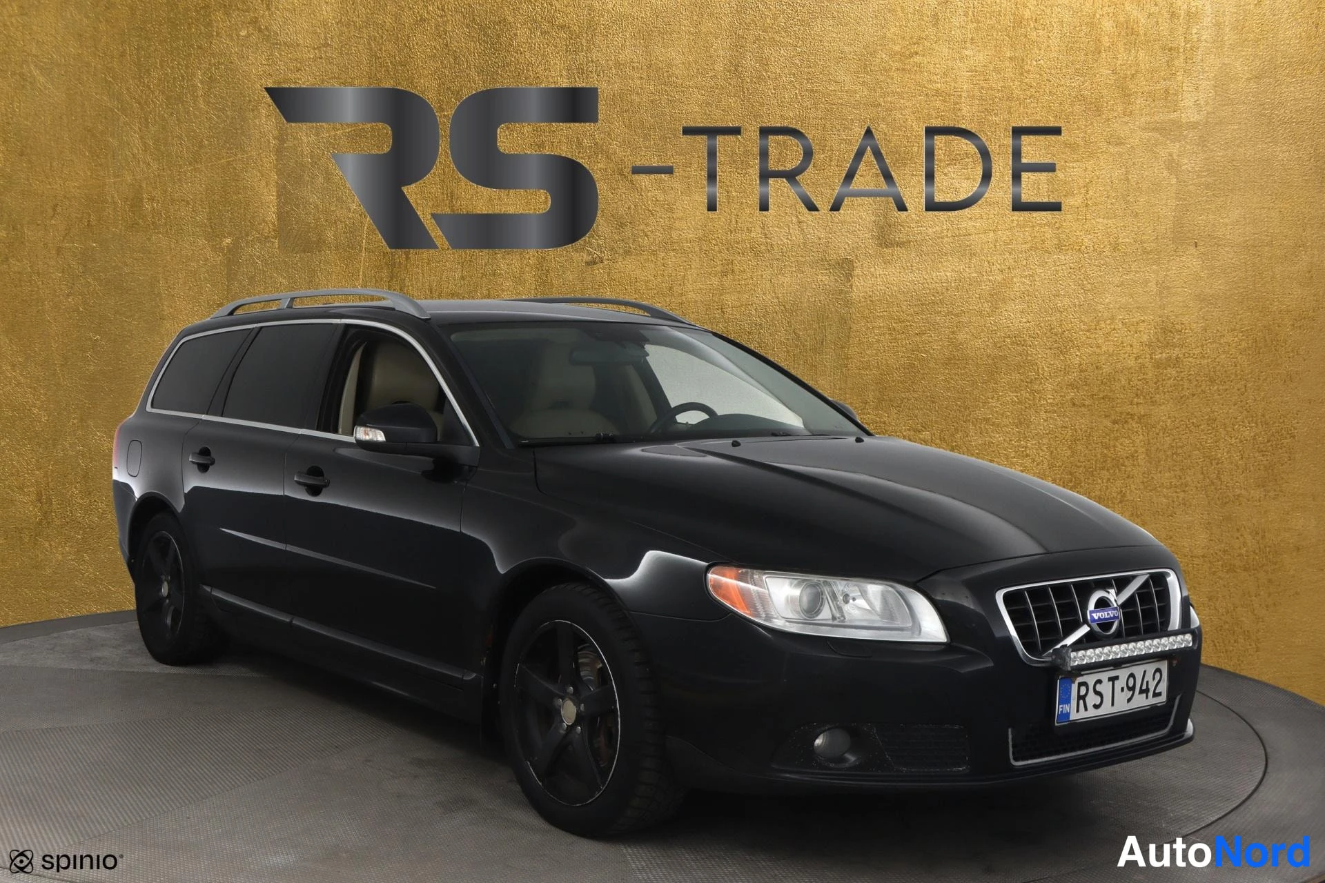 Musta Volvo V70 2008, etuviisto, keula oikealle, kuva 3