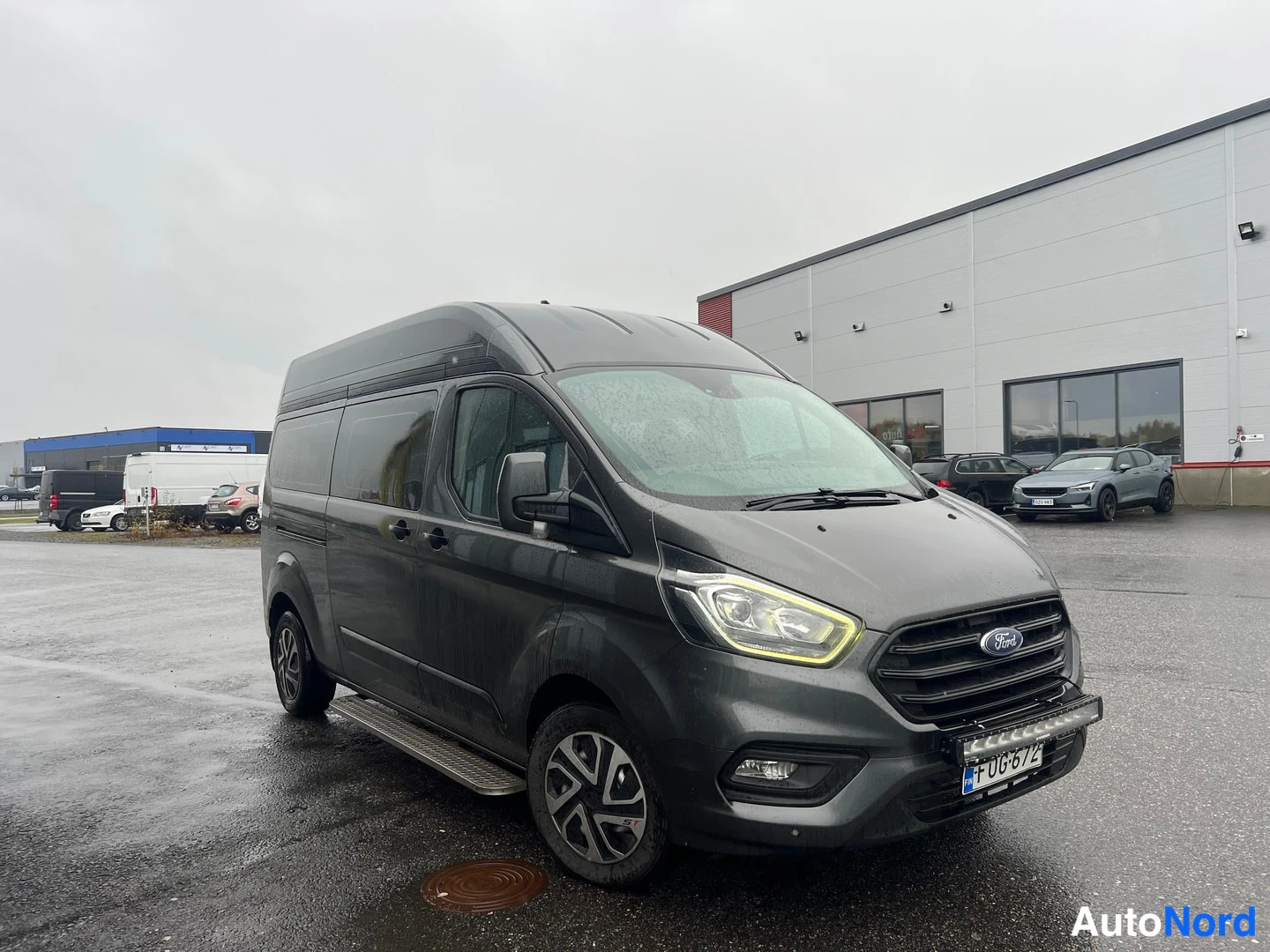 Grå Ford Transit Custom 2020, snett framifrån, fronten åt höger, bild 2