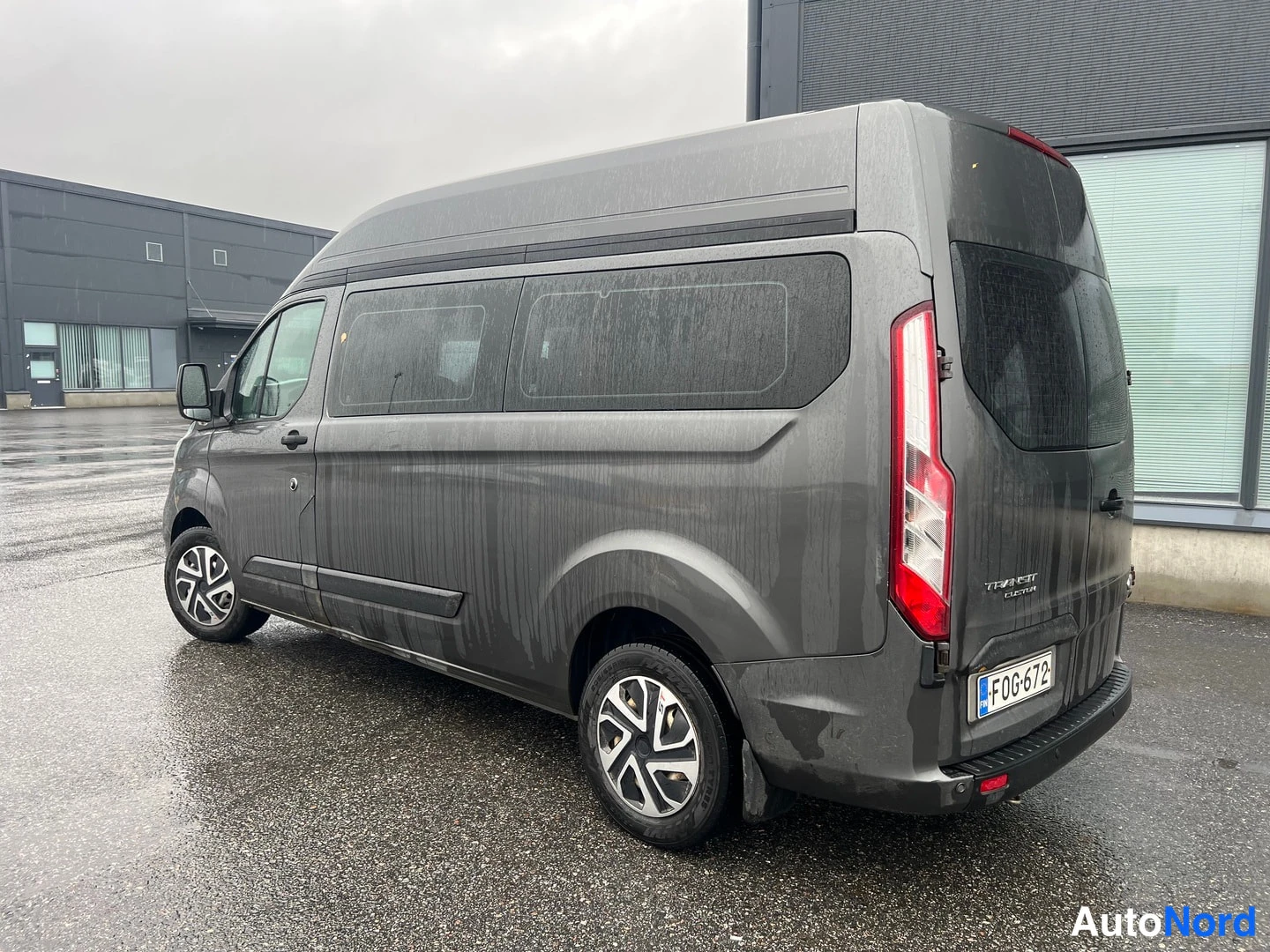 Grå Ford Transit Custom 2020, snett bakifrån, bild 3