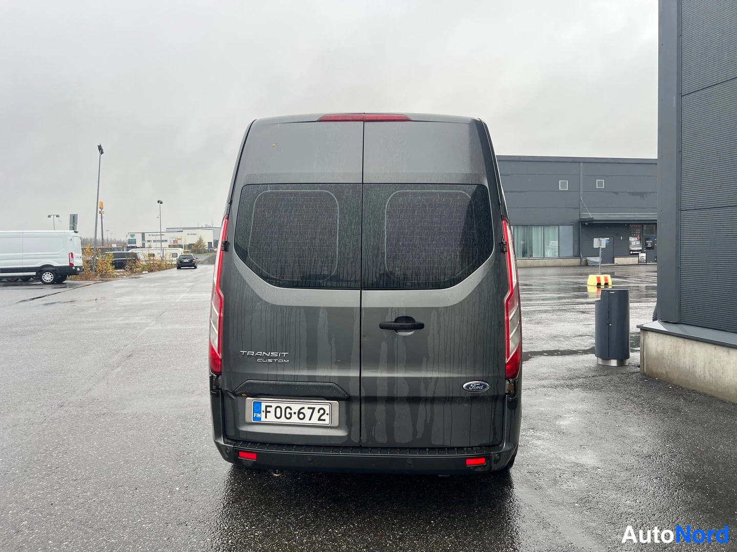 Grå Ford Transit Custom 2020, bakifrån, bild 4