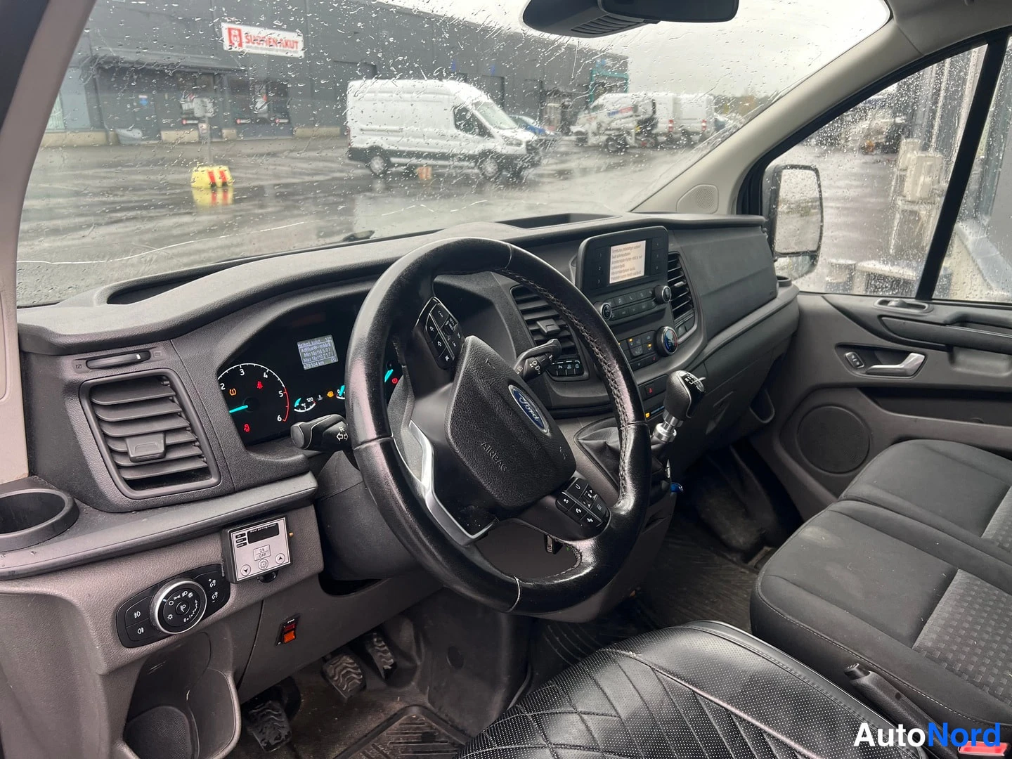 Grå Ford Transit Custom 2020, förarplats, bild 5