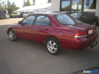 Punainen Mazda 626 1992, takaviisto, kuva 4