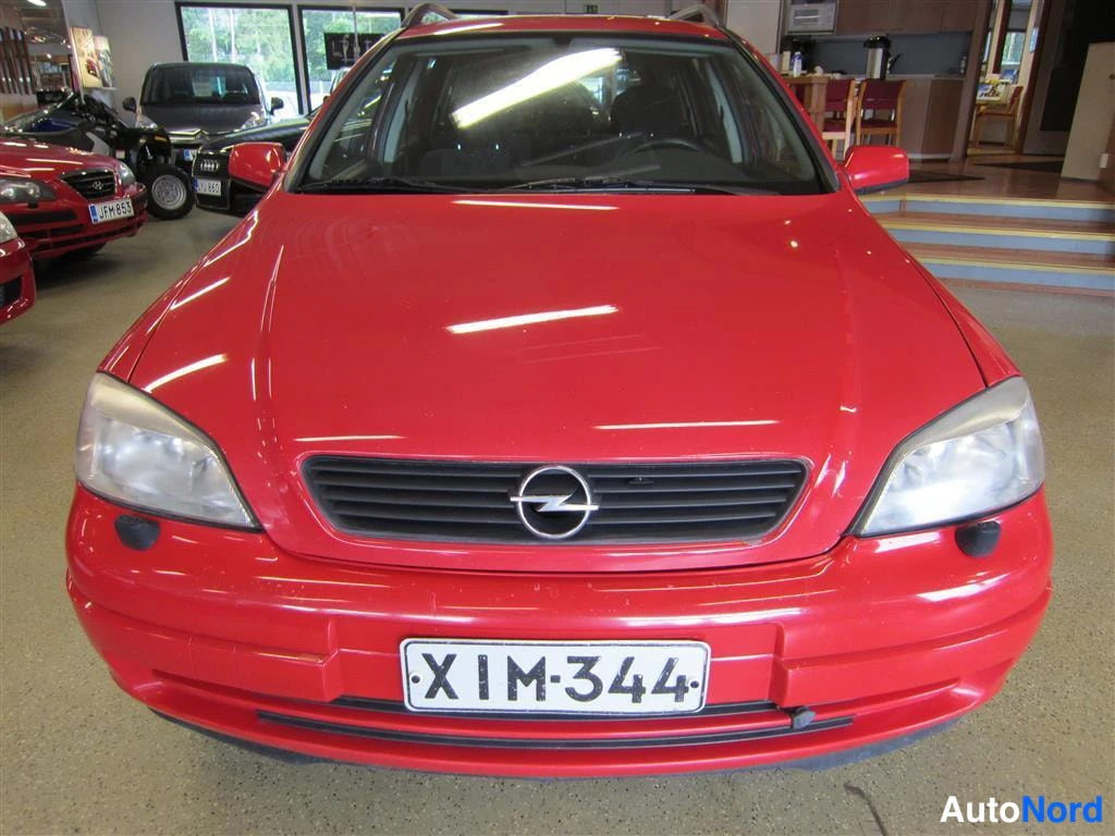 Punainen Opel Astra 1999, edestä, kuva 2
