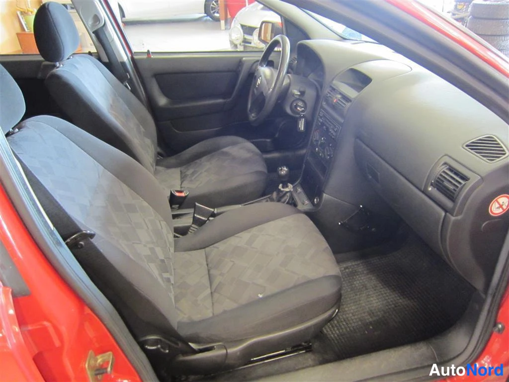 Punainen Opel Astra 1999, etuistuimet, kuva 9