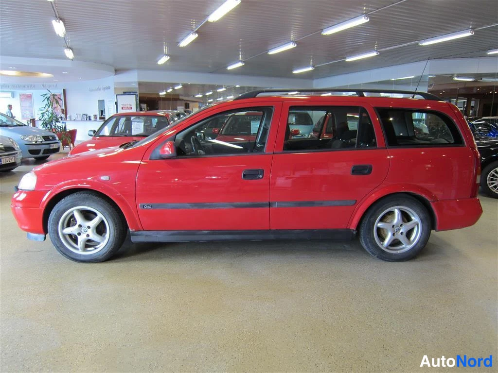 Punainen Opel Astra 1999, sivulta, kuva 3