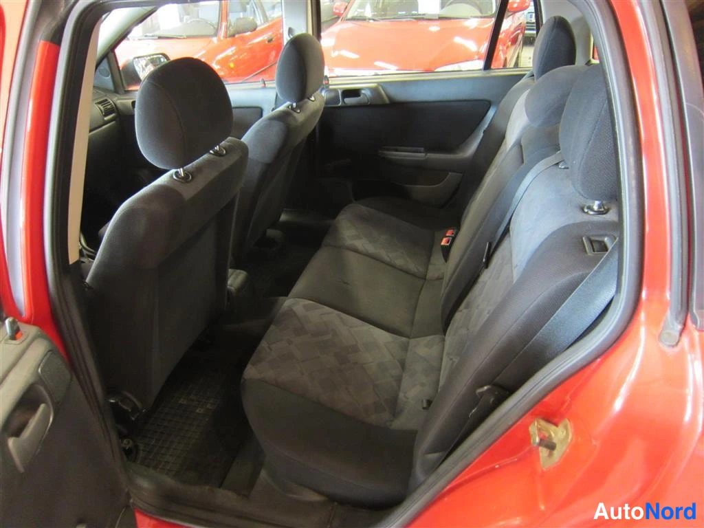 Punainen Opel Astra 1999, takaistuimet, kuva 10