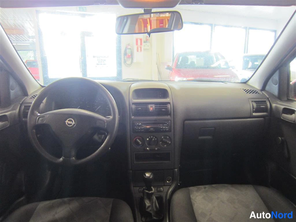 Punainen Opel Astra 1999, ohjaamo, kuva 8