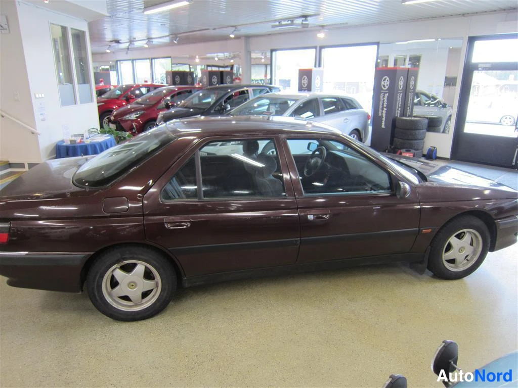 Punainen Peugeot 605 1998, sivulta, kuva 4