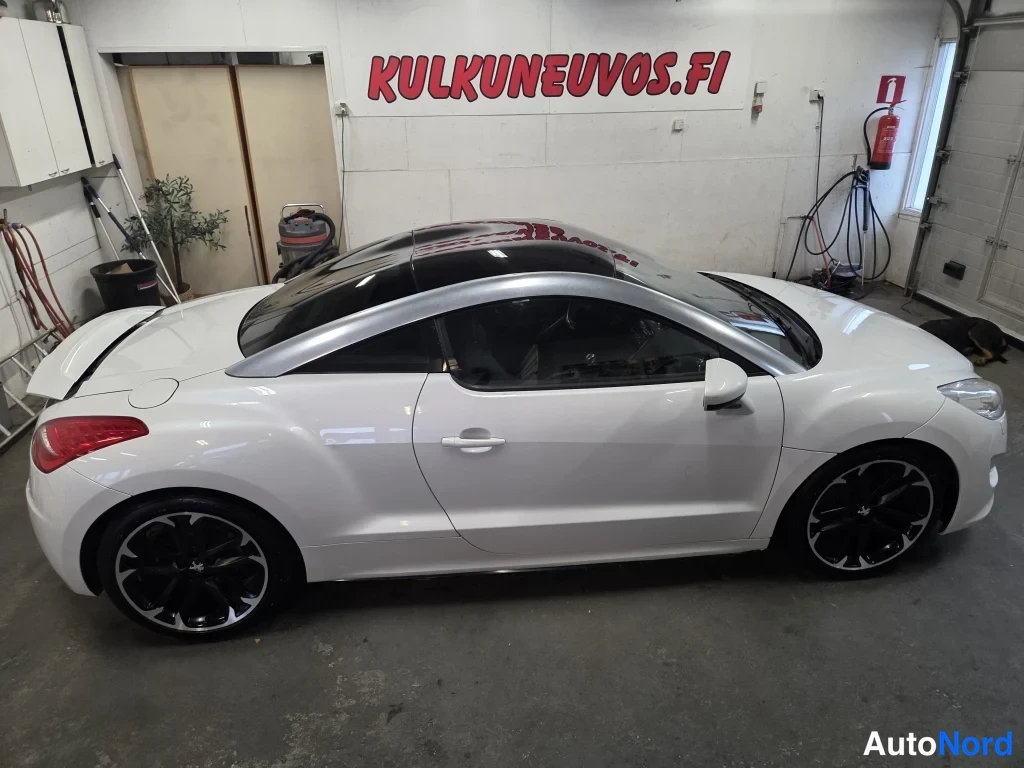 Valkoinen Peugeot RCZ 2011, etuviisto, keula oikealle, kuva 2
