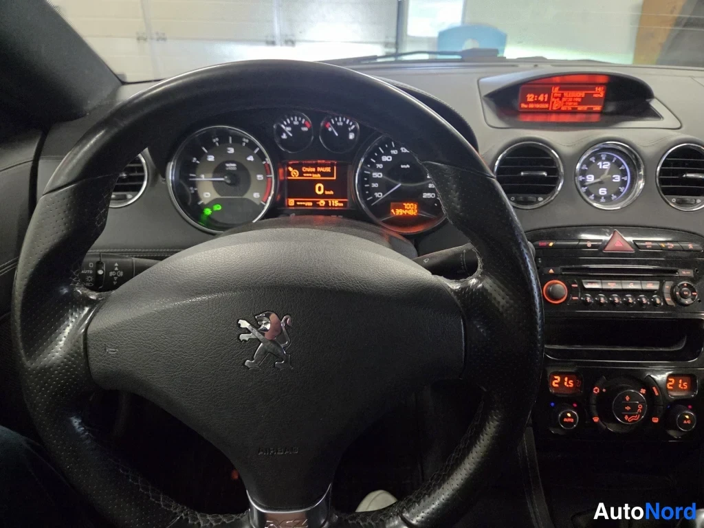 Valkoinen Peugeot RCZ 2011, ohjaamo, kuva 6