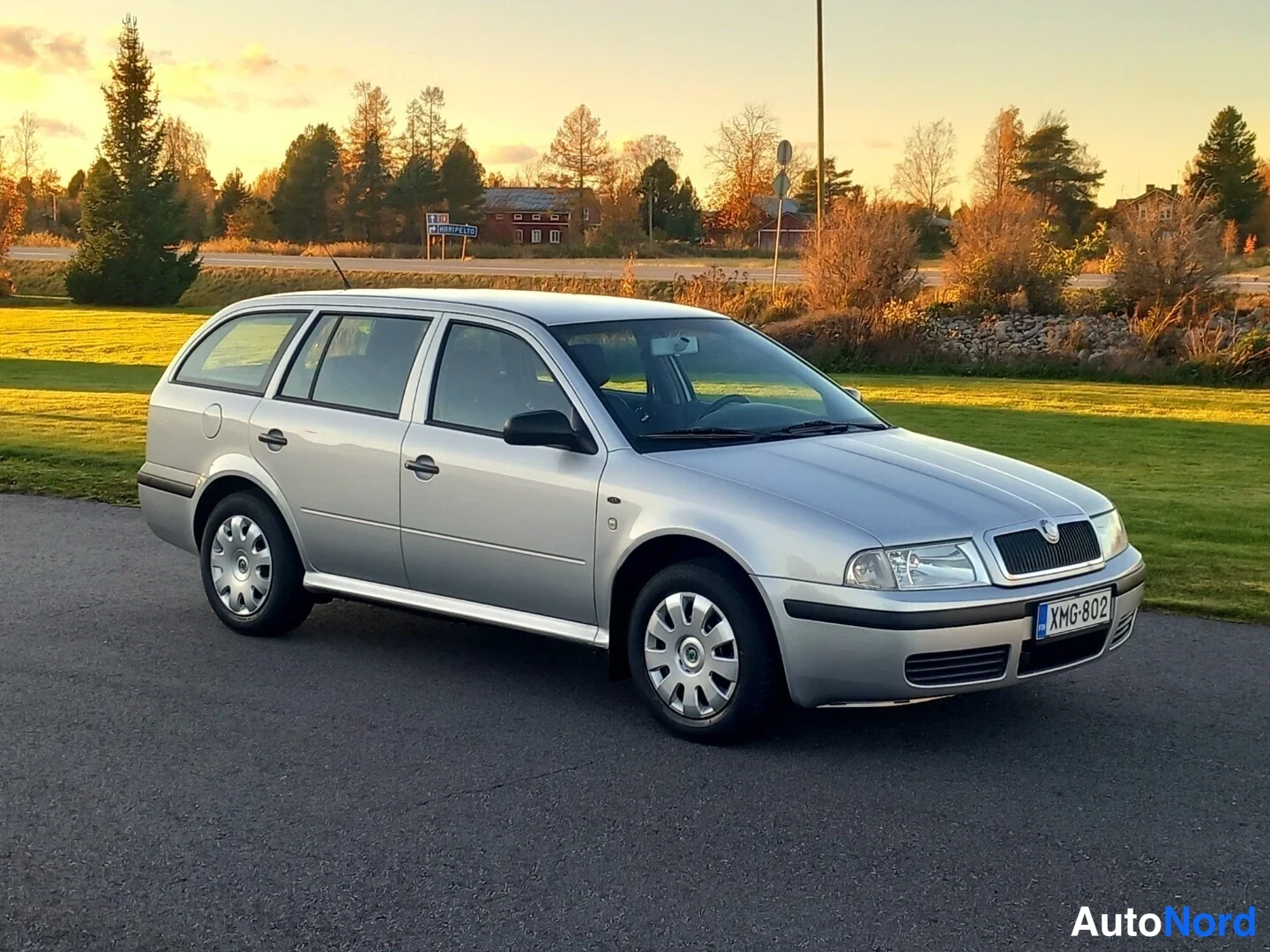 Hopea Skoda Octavia 2001, etuviisto, keula vasemmalle, kuva 2