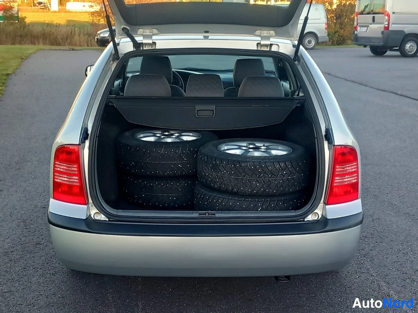 Hopea Skoda Octavia 2001, tavaratila, kuva 23