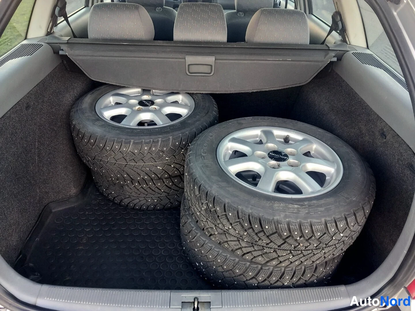 Hopea Skoda Octavia 2001, tavaratila, kuva 24