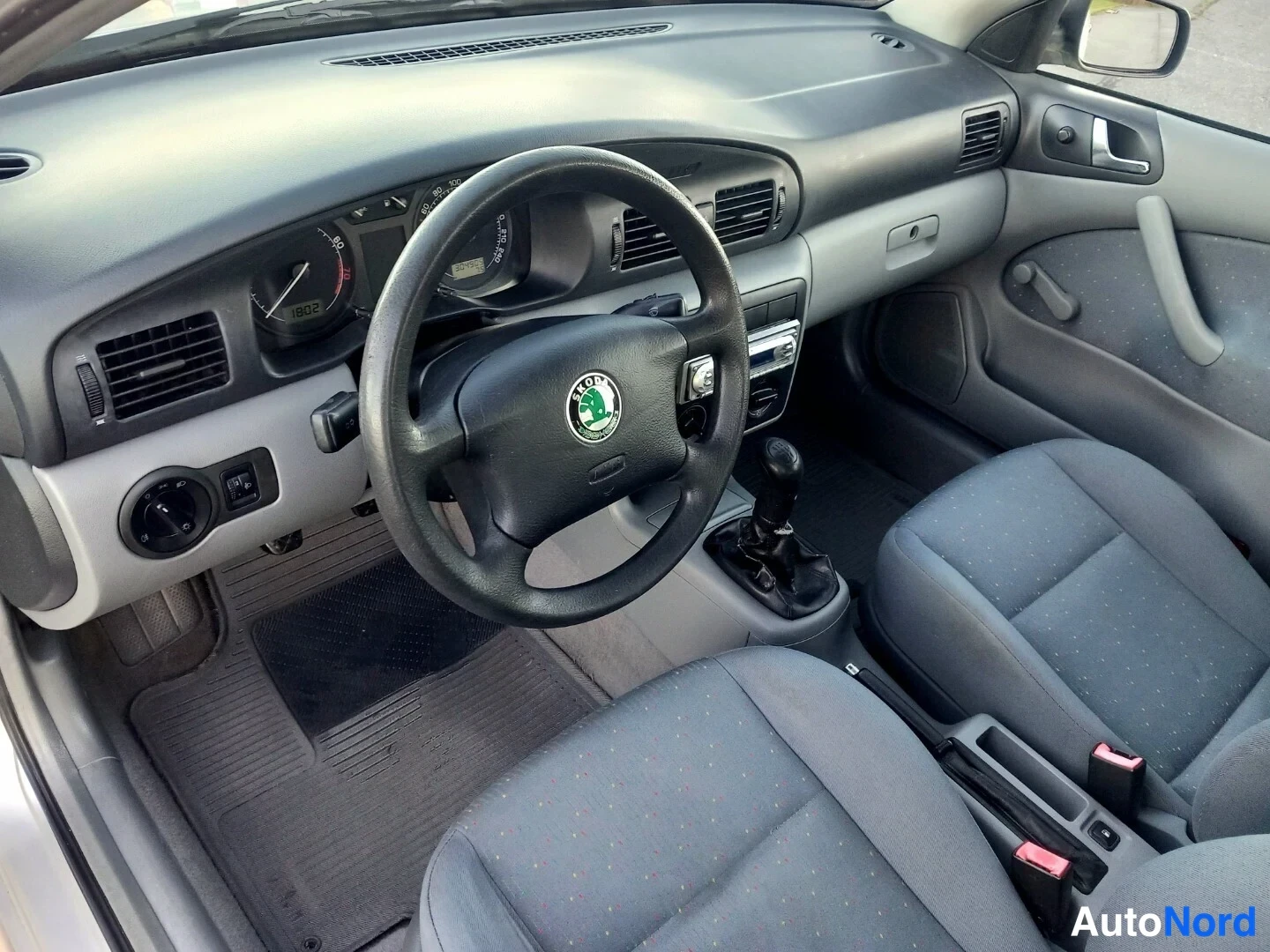 Hopea Skoda Octavia 2001, ohjaamo, kuva 13
