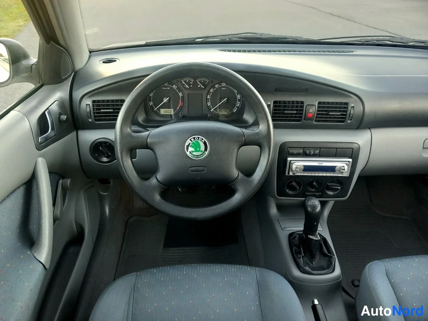 Hopea Skoda Octavia 2001, ohjaamo, kuva 17