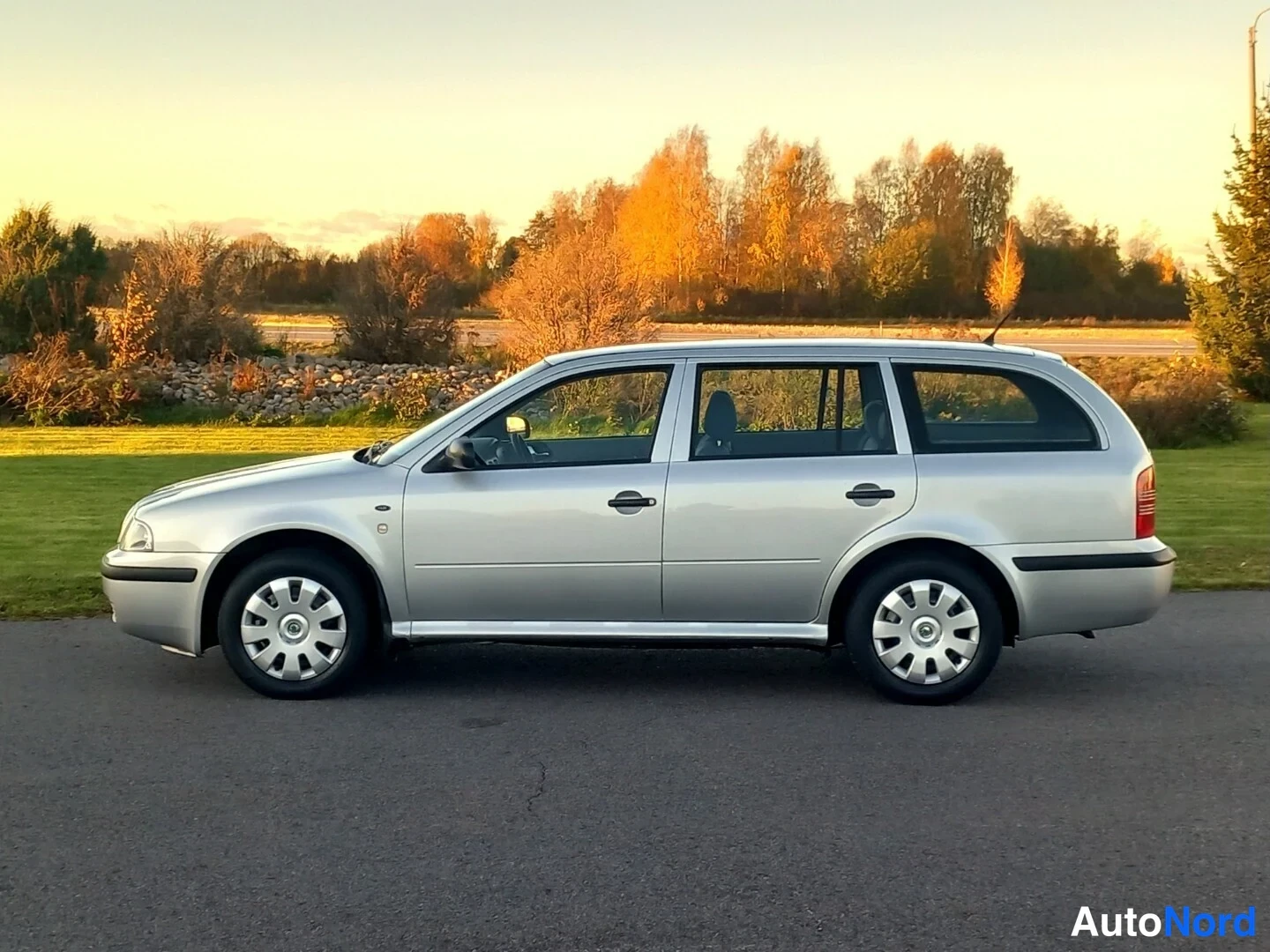 Hopea Skoda Octavia 2001, etuviisto, keula vasemmalle, kuva 5