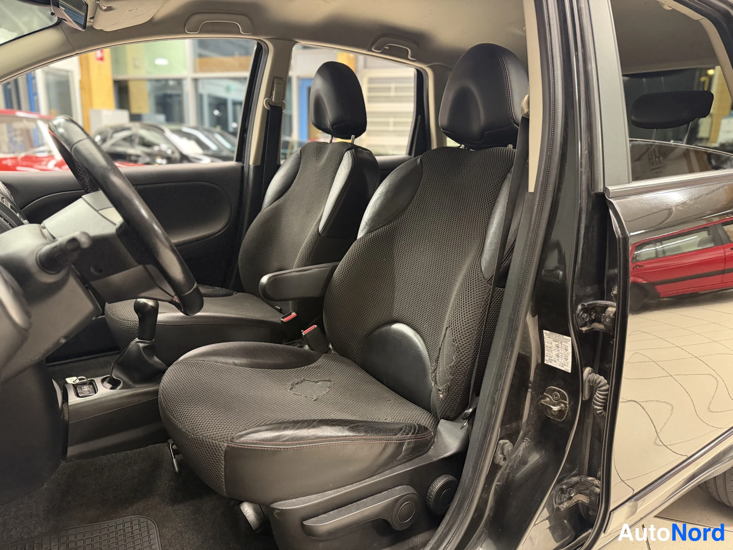 Musta Nissan Note 2007, kuva 37