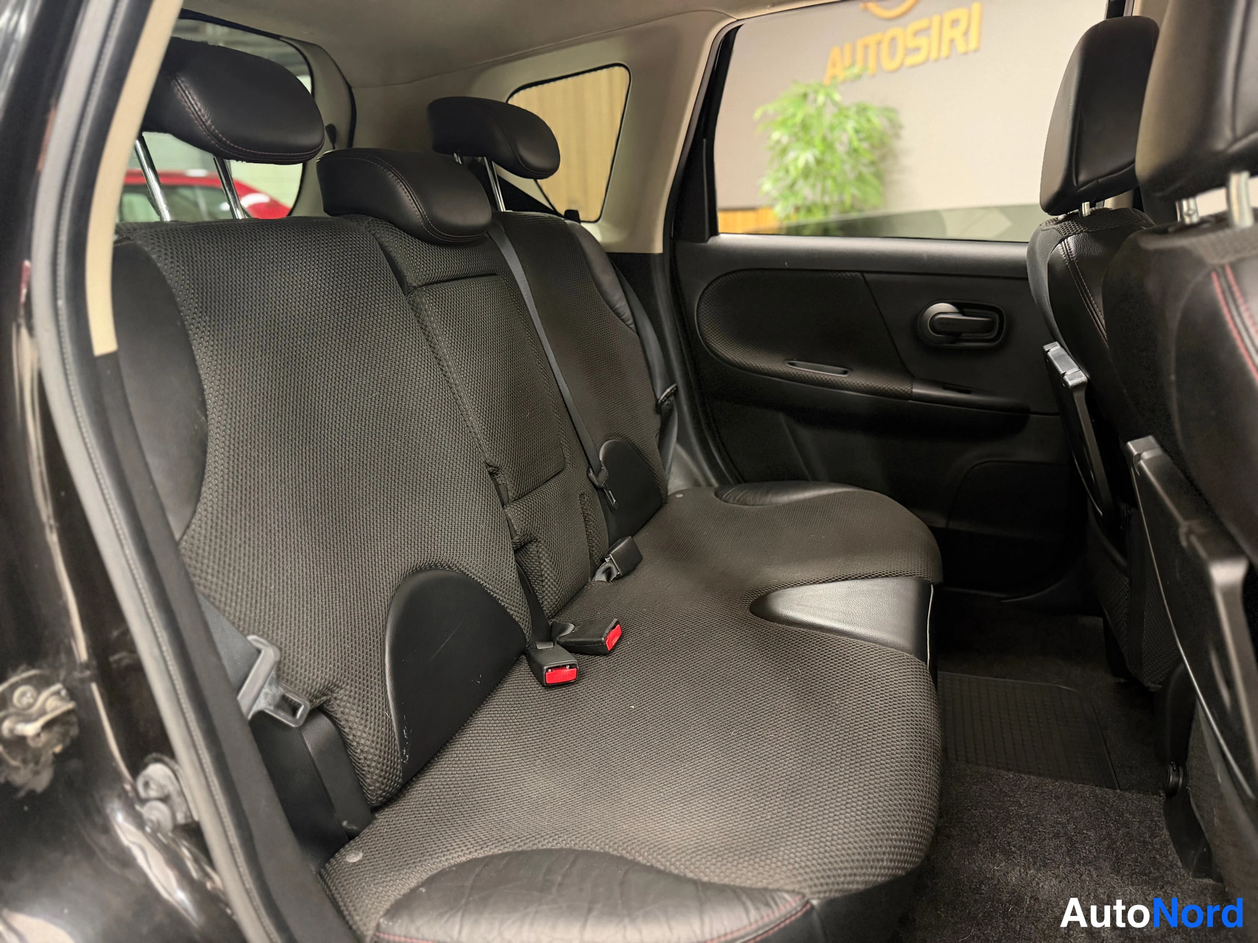 Musta Nissan Note 2007, takaistuimet, kuva 22