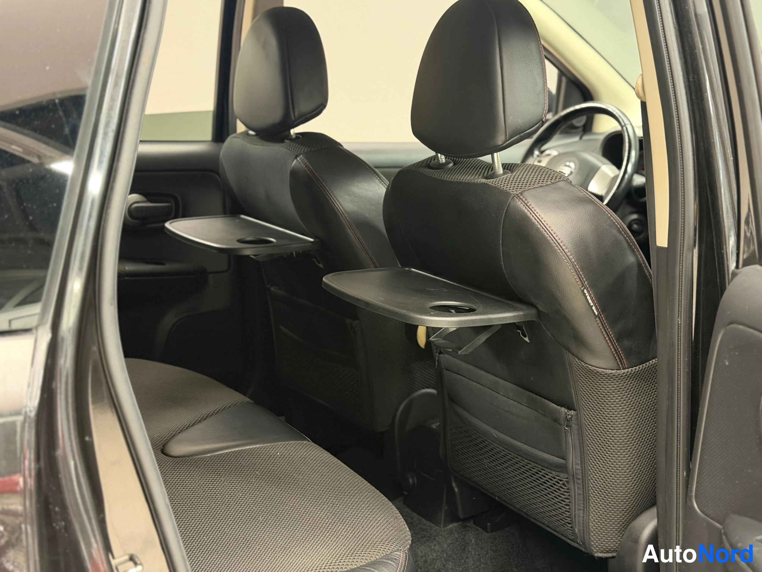 Musta Nissan Note 2007, etuistuimet, kuva 20