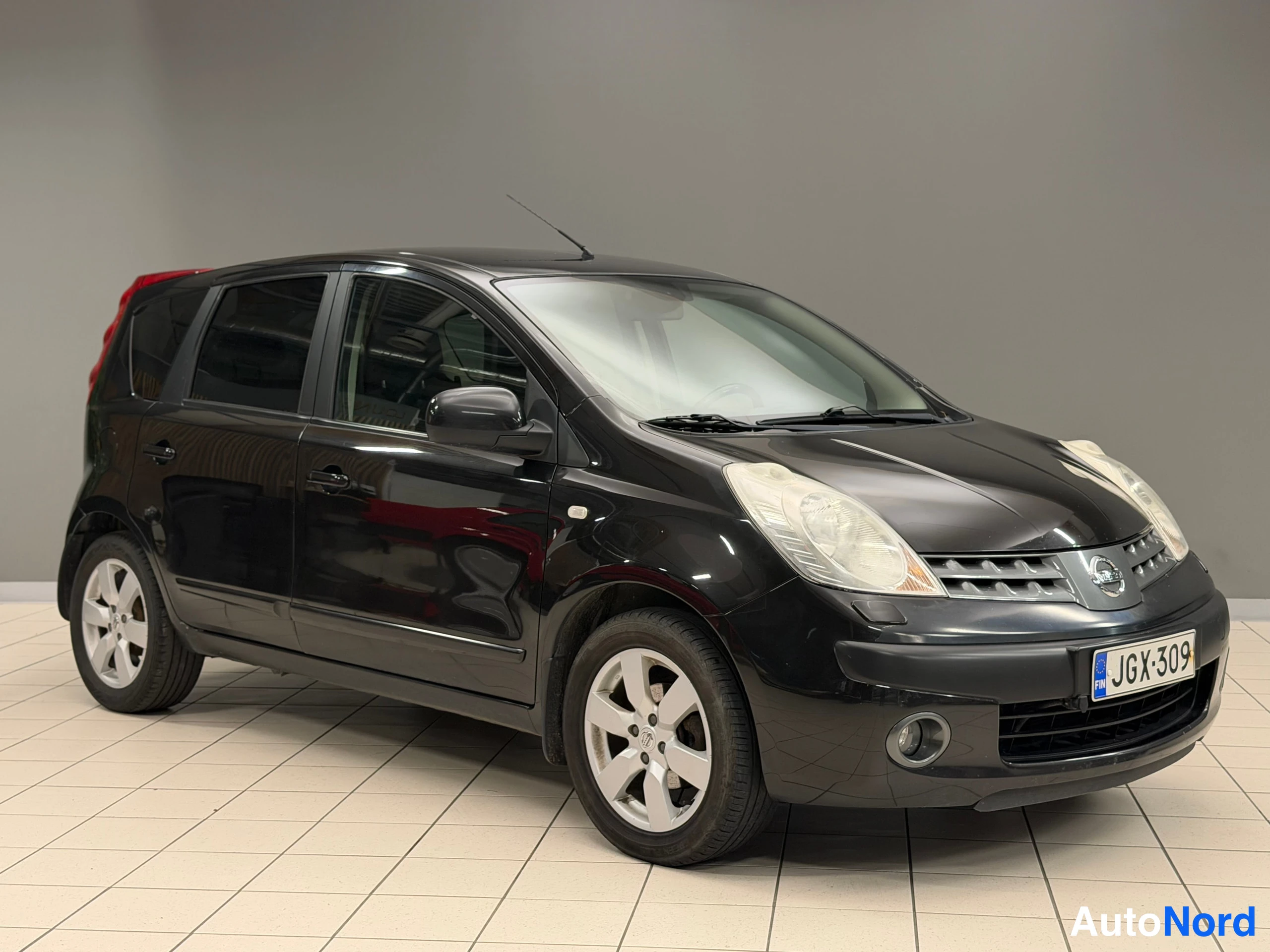 Musta Nissan Note 2007, etuviisto, keula oikealle, kuva 3