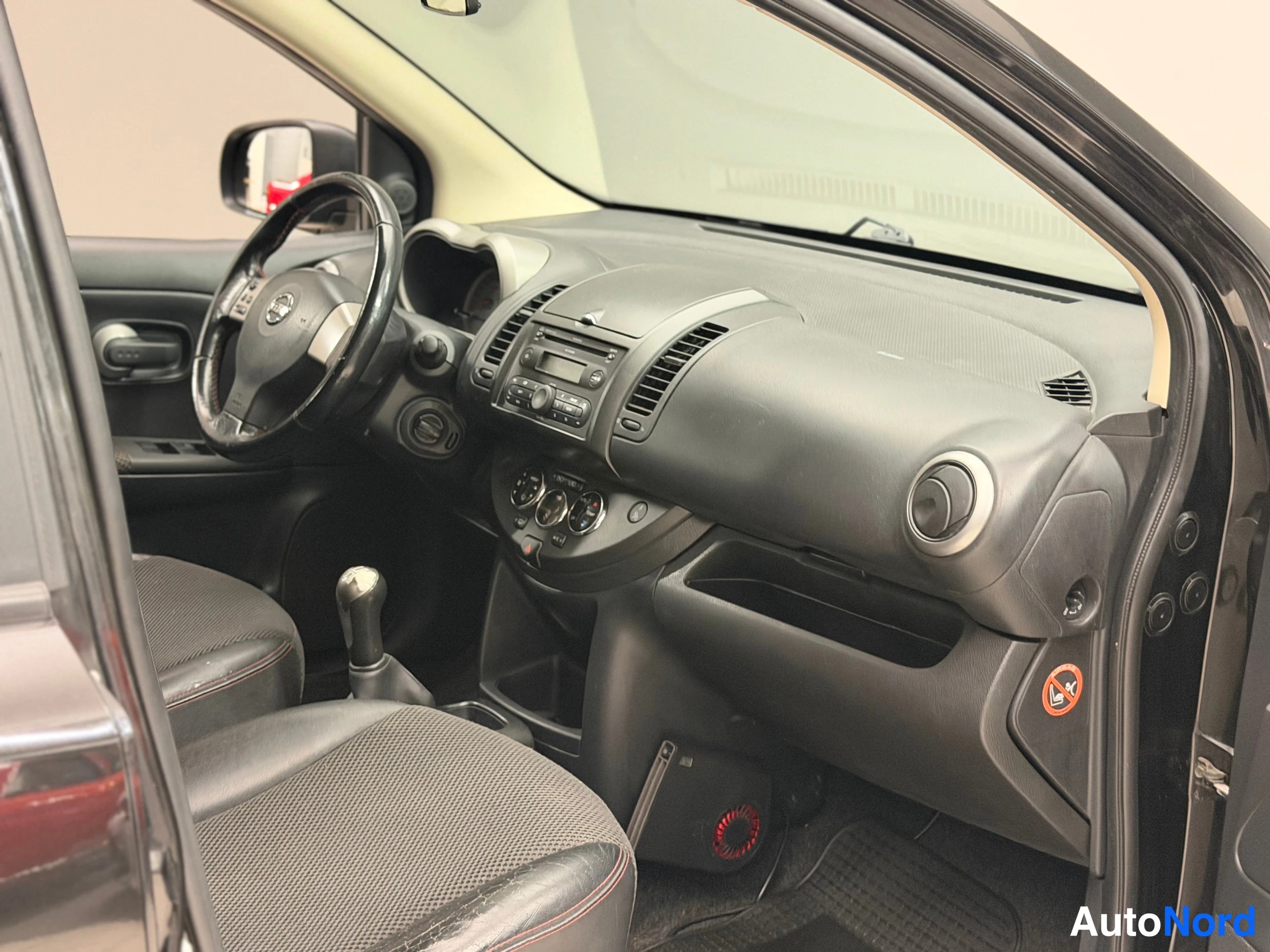 Musta Nissan Note 2007, ohjaamo, kuva 14