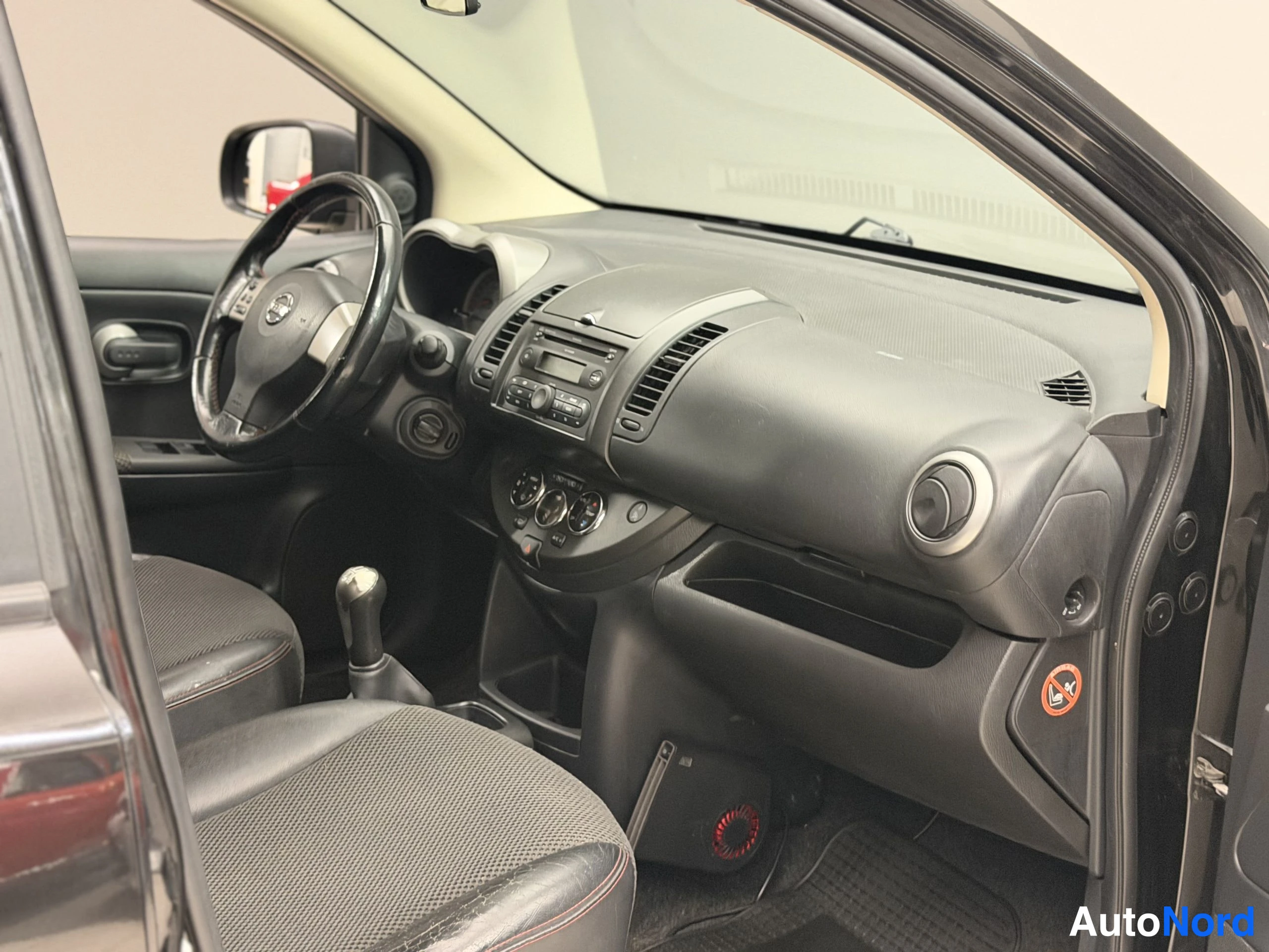 Musta Nissan Note 2007, ohjaamo, kuva 15