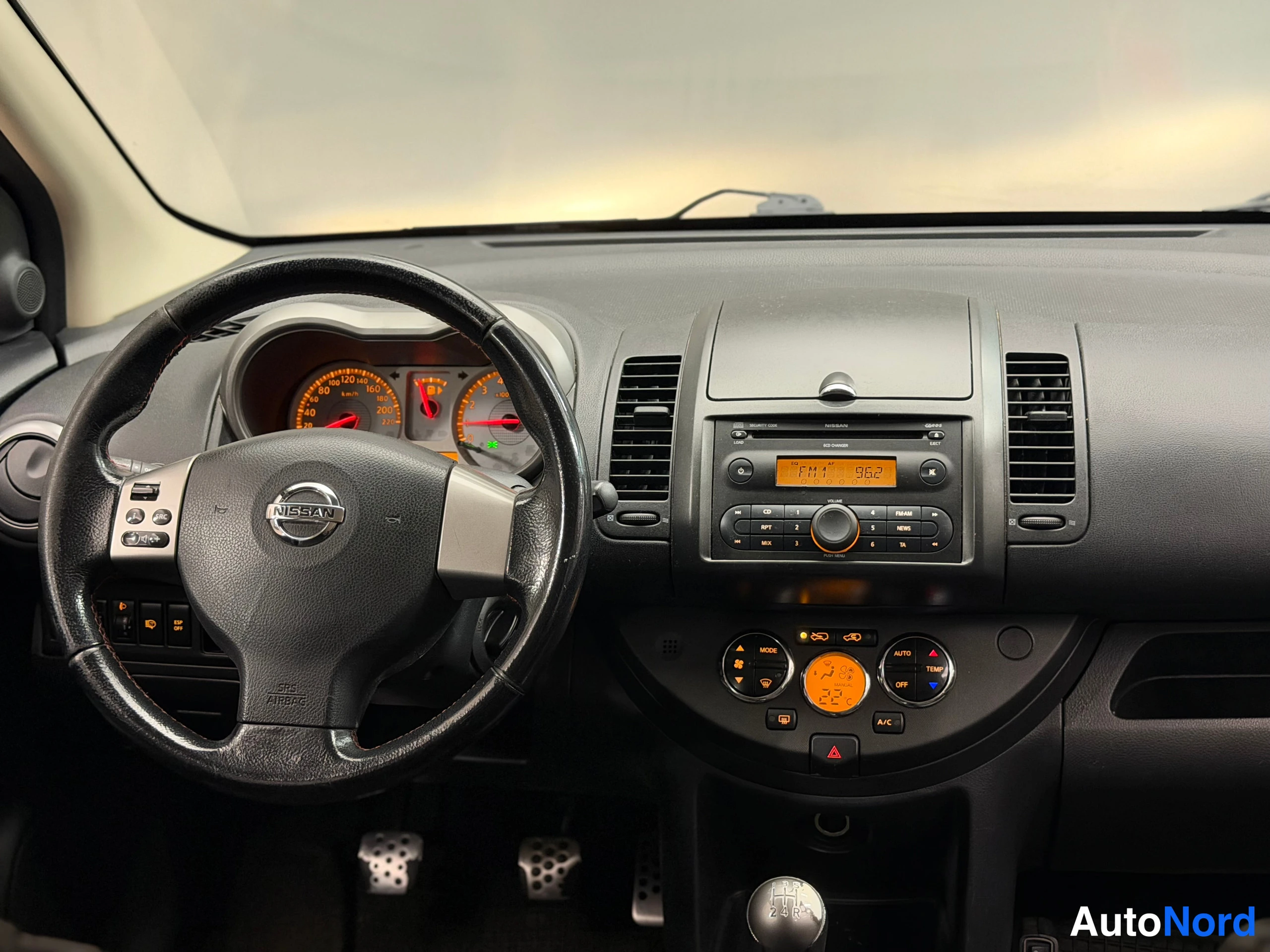 Musta Nissan Note 2007, ohjaamo, kuva 16