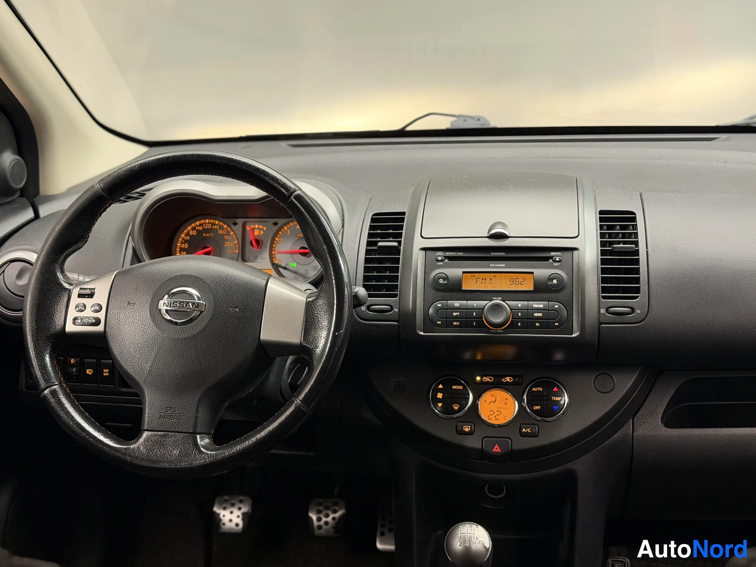 Musta Nissan Note 2007, ohjaamo, kuva 17