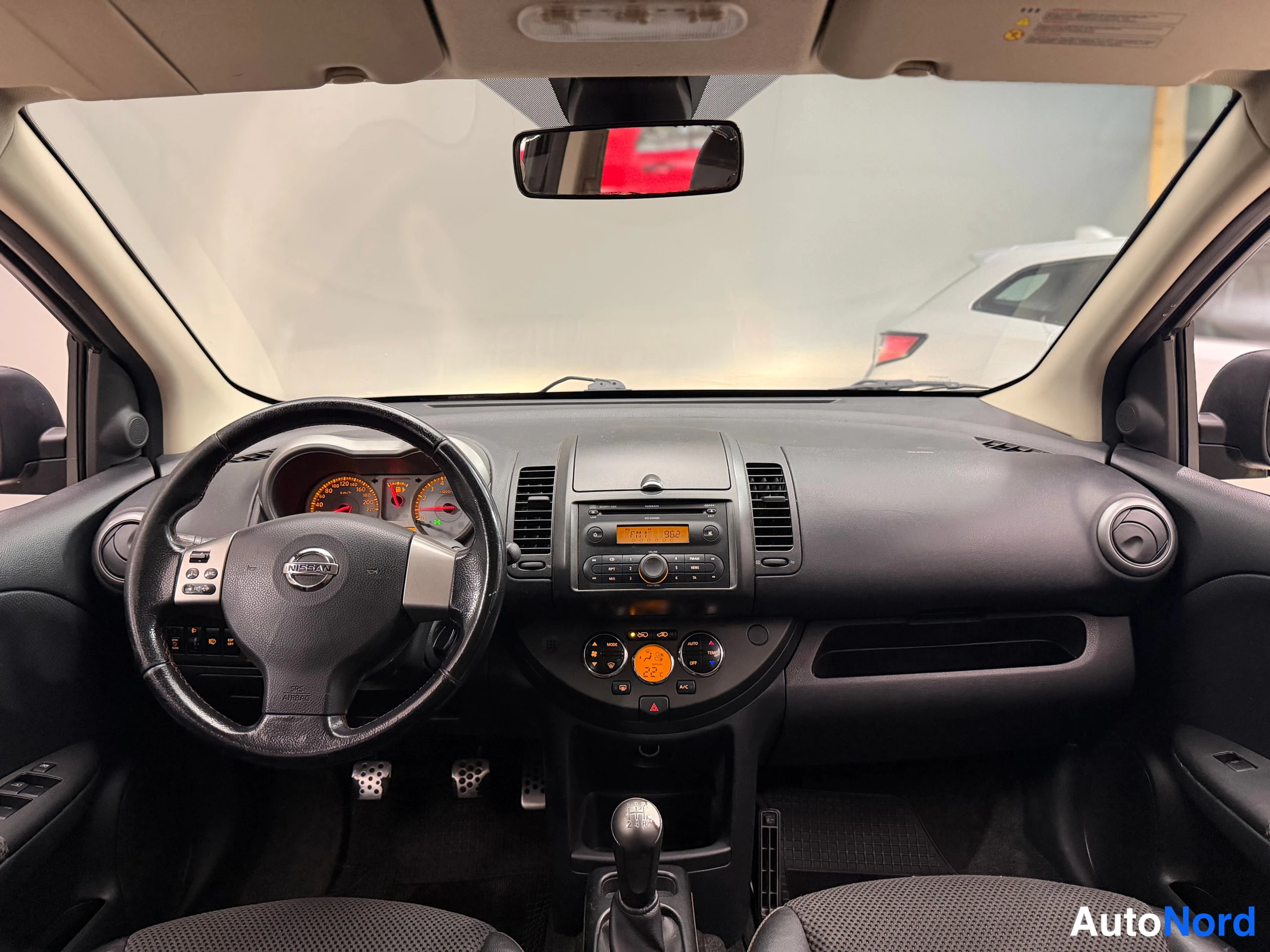 Musta Nissan Note 2007, ohjaamo, kuva 18