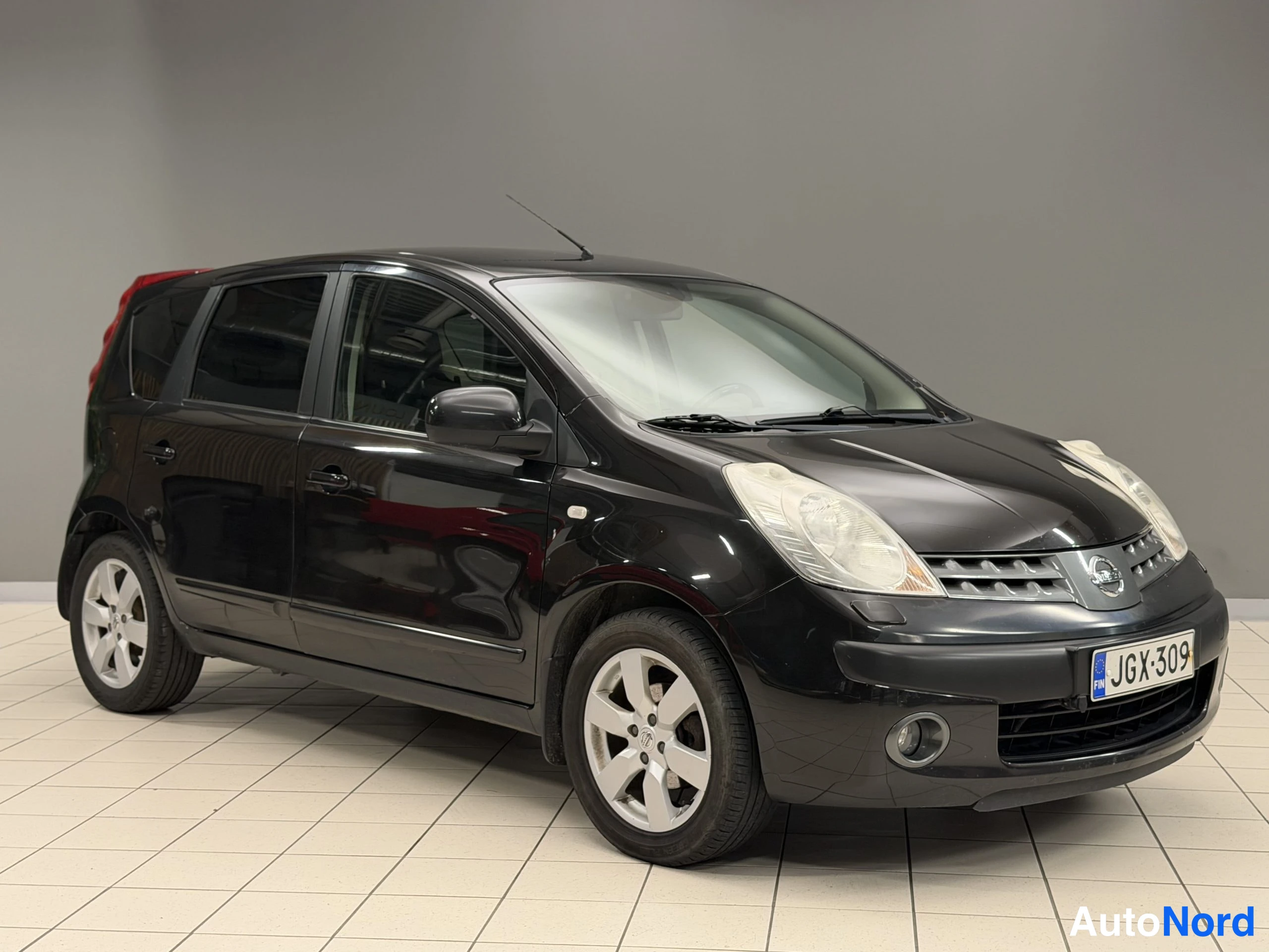 Musta Nissan Note 2007, etuviisto, keula oikealle, kuva 4
