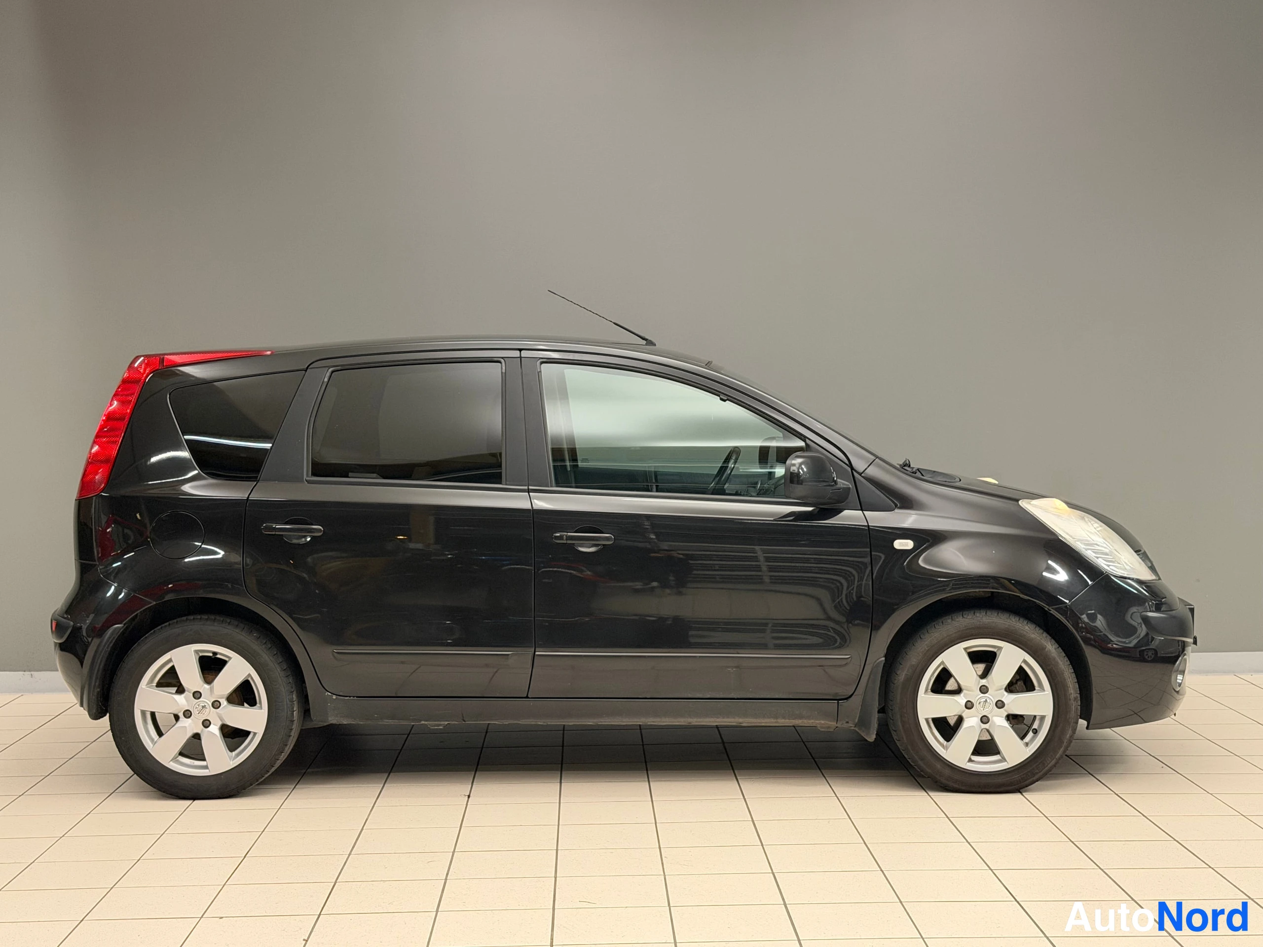 Musta Nissan Note 2007, sivulta, kuva 5