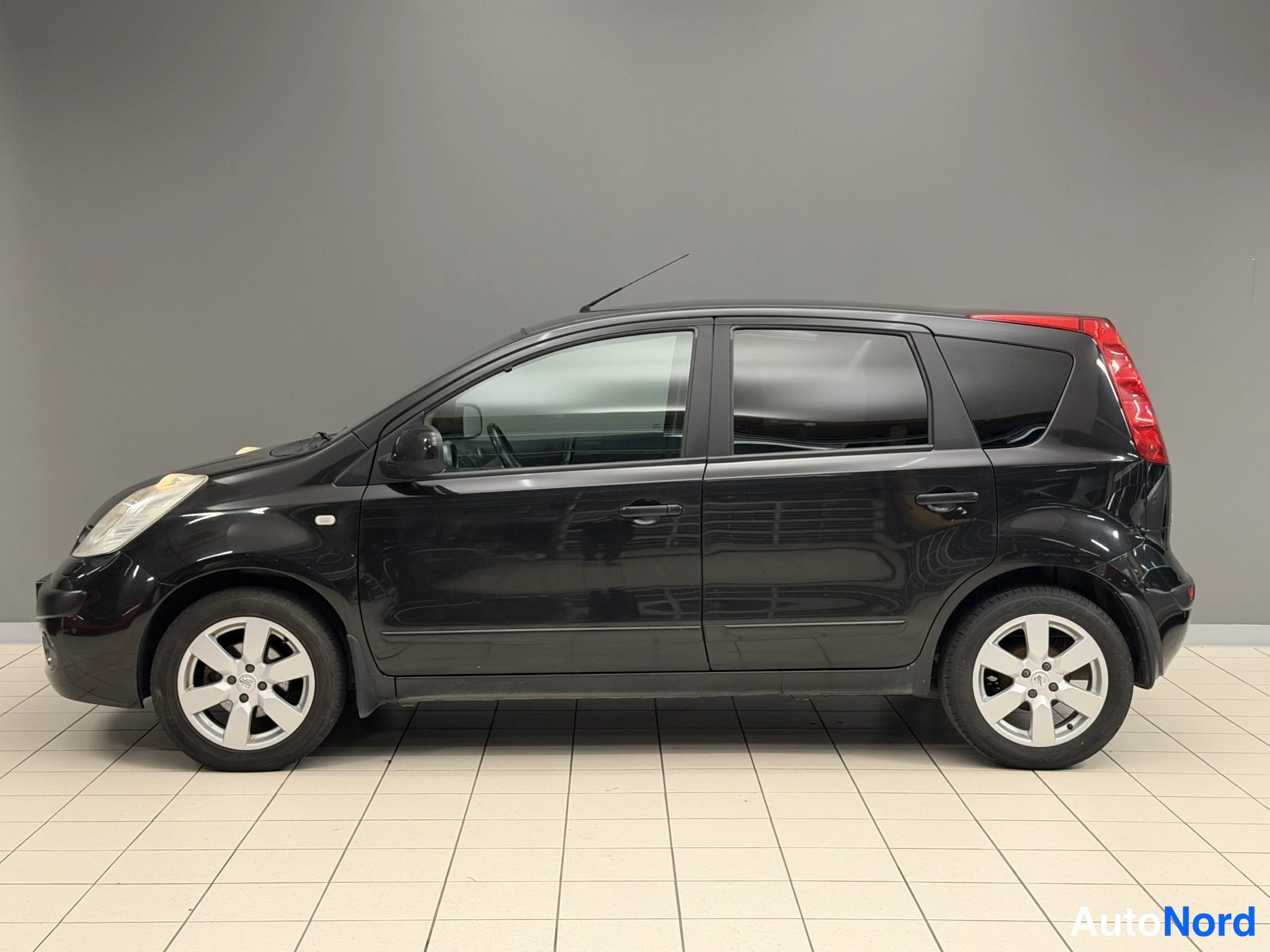 Musta Nissan Note 2007, sivulta, kuva 9