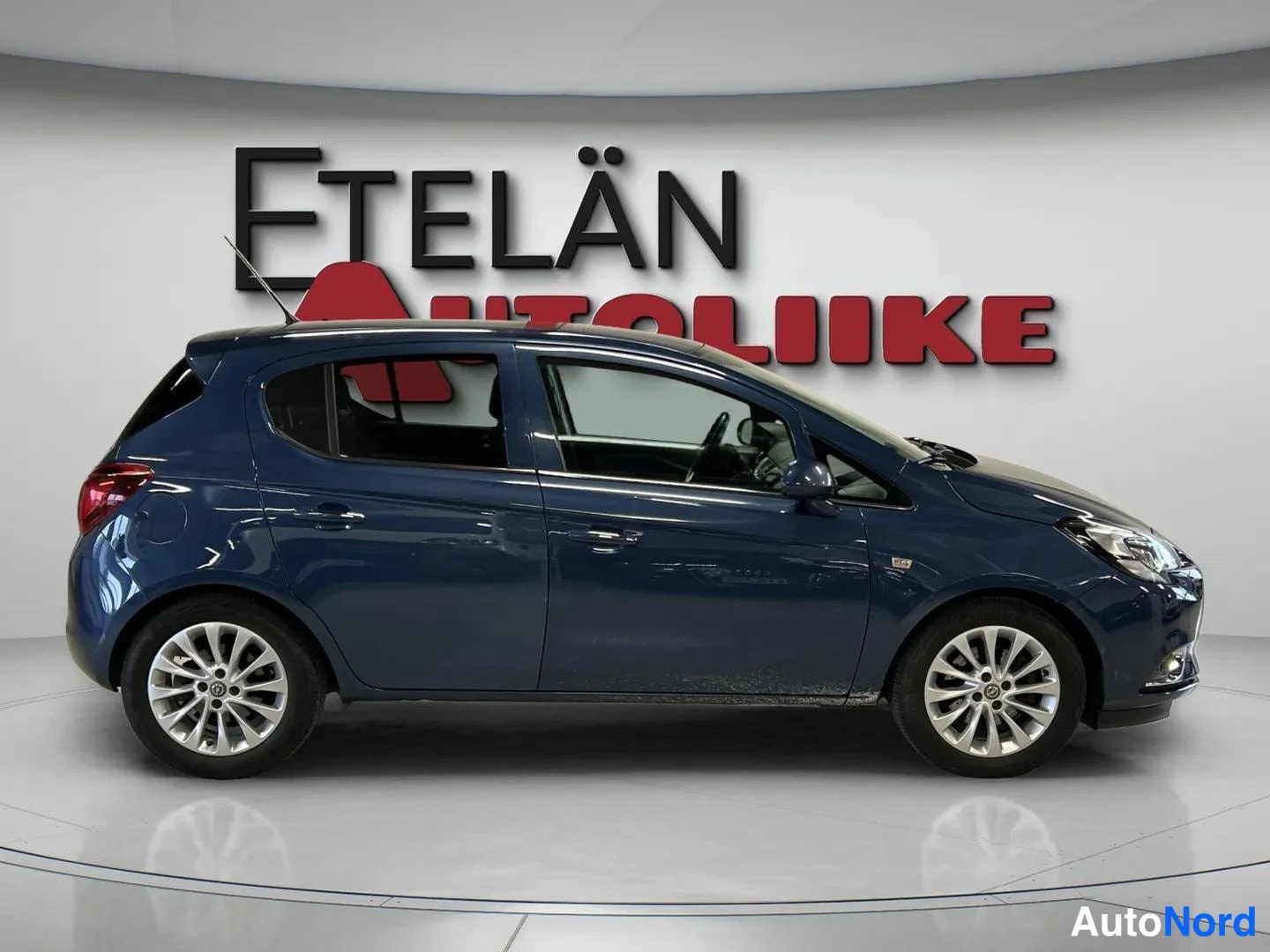 Sininen Opel Corsa 2015, etuviisto, keula oikealle, kuva 3