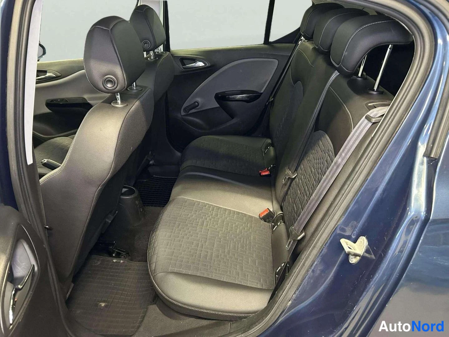 Sininen Opel Corsa 2015, takaistuimet, kuva 16